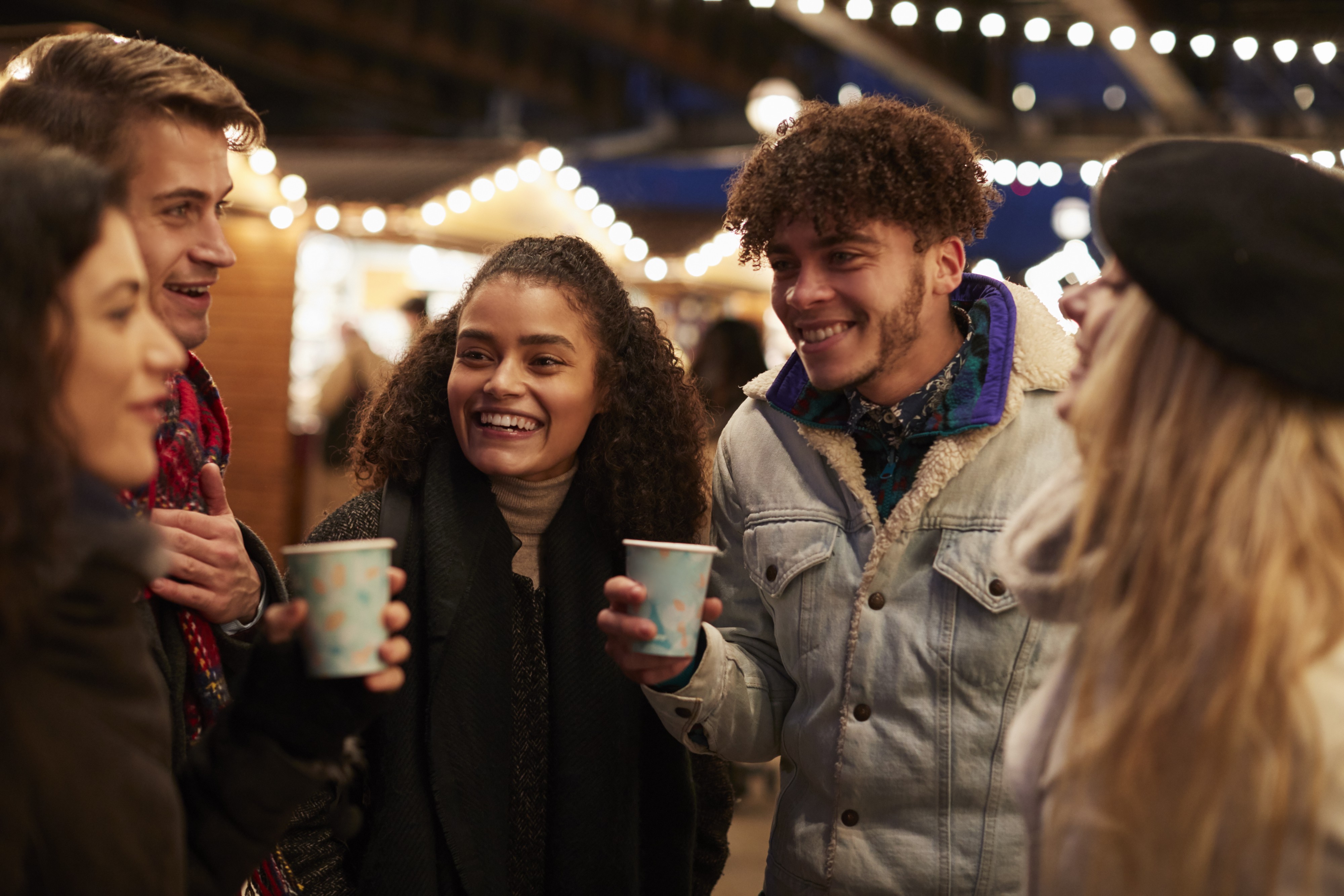 group-of-friends-drinking-mulled-wine-at-pz29ek3-2.jpg