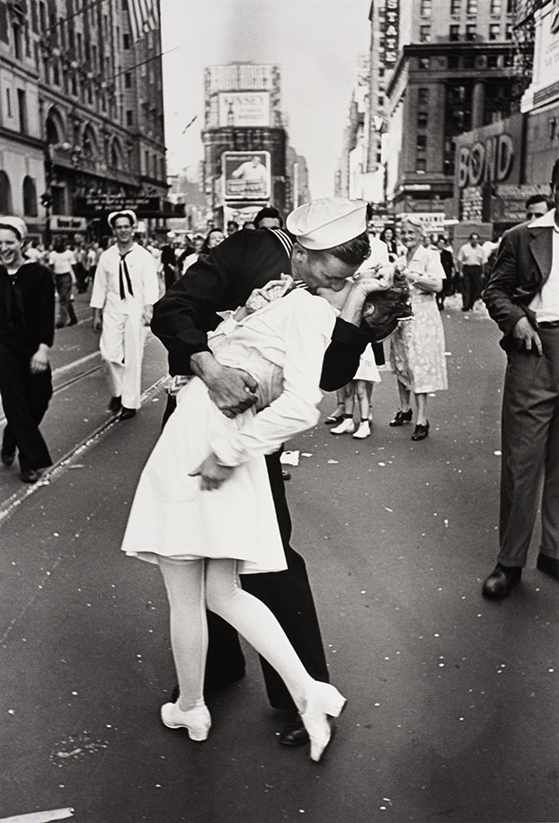 Alfred-Eisenstaedt-Kiss-in-Times-Square-photo.jpg