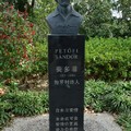 Petőfi Sándor szobránál Sanghajban