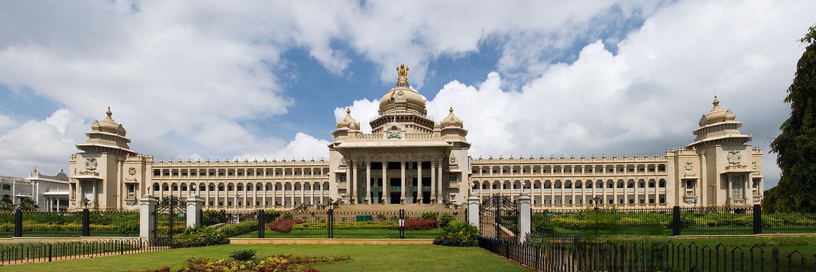 A Vidhana Soudha, Karnataka állam törvényhozásának székhelyeként szolgál. Neodrávida stílusban épült, és 1956-ban készült el, Kengal Hanumanthaiah tervei alapján.