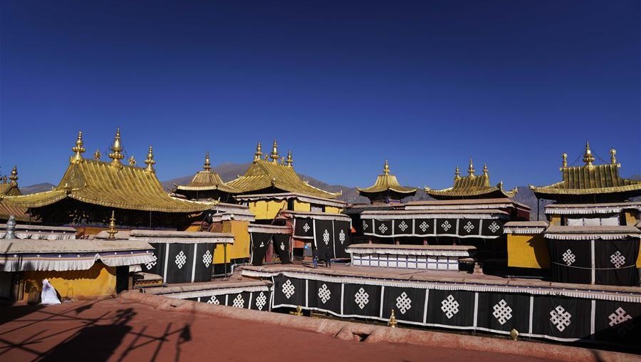 A Vörös Palota tetején található, 7 aranyozott bronzból készült tető, melyeket kis tornyocskák díszítenek, ezek a dalai lámák szent sztúpáinak csúcsai. Feladatuk, távol tartani a rossz szellemeket. A 2018-as, több mint 18 hónapos felújítási munkálatok után a Potala-palota aranytetői ragyognak. A javítás előtt az aranyozás egyes részei és a tető faszerkezete sérültek voltak a szél, a nap és az eső hosszú távú kitettsége miatt.<br />