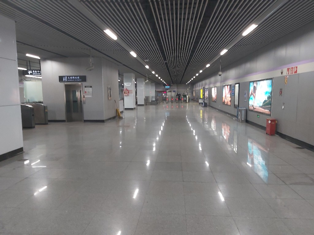 Üres metróaluljáro a lezárás előtti napon