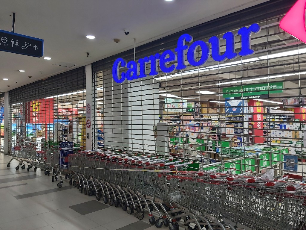 Carrefour élelmiszerboltot már előtte pár nappal bezárták, vírusfertőzes miatt