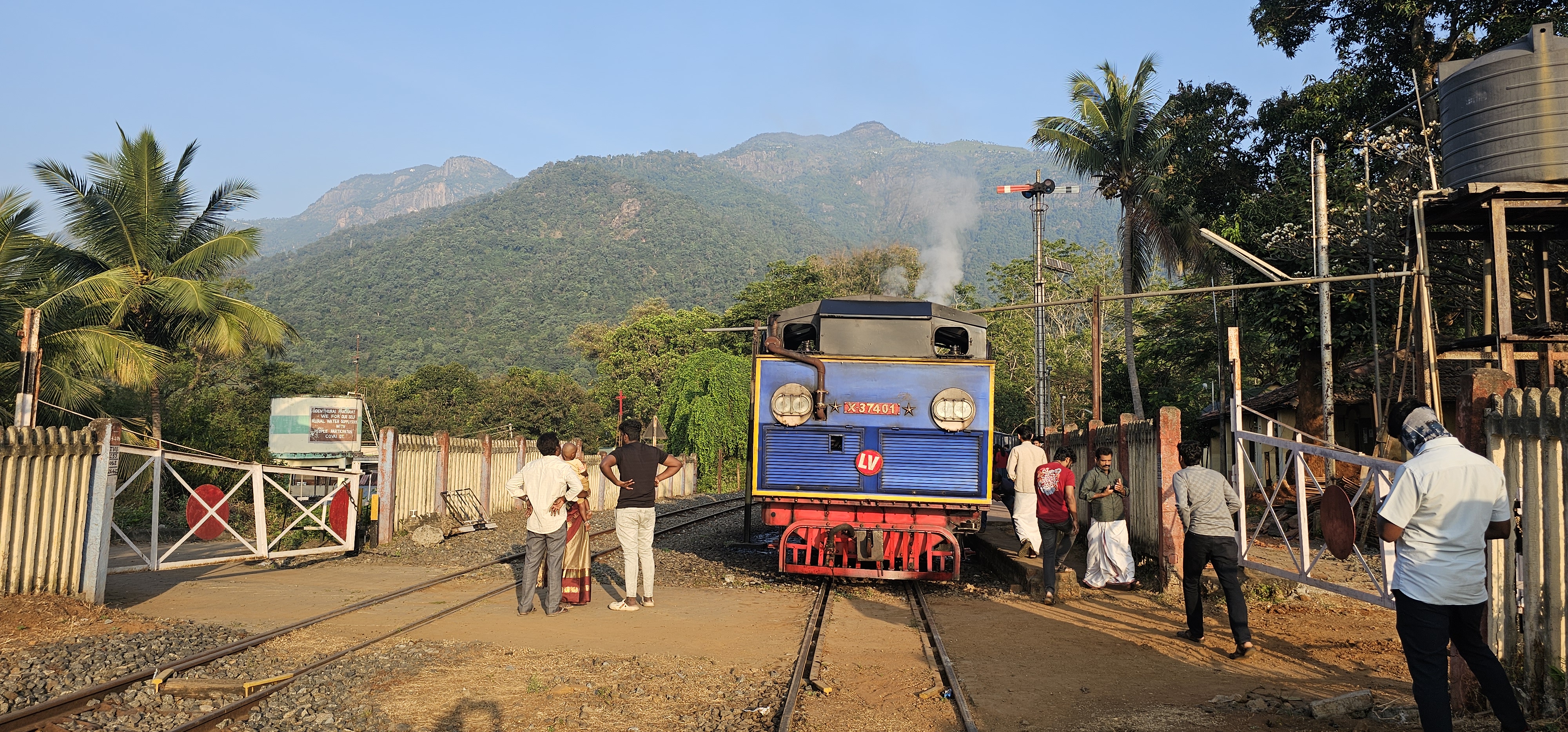 A Nilgiri Mountain Railway egy hegyi vasútvonal, amelyet a britek építettek 1908-ban. <br />A gőzmozdonyos vonat festői tájakon pöfög végig, erdőkön, mezőkön, sötét kígyózó alagutakon át Mettupalaiyam és Ooty kozott. A 46 km-es távot, 5 óra alatt teszi meg, többször megáll, ahol az utasok kiszállhatnak sétálni, enni, fotózni.<br />2005-ben az UNESCO a Világörökség részévé nyilvánította. <br />