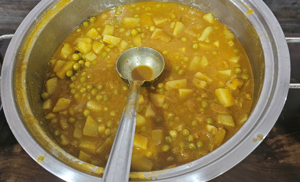 Aloo Matar : burgonya- zöld borsó főzelék