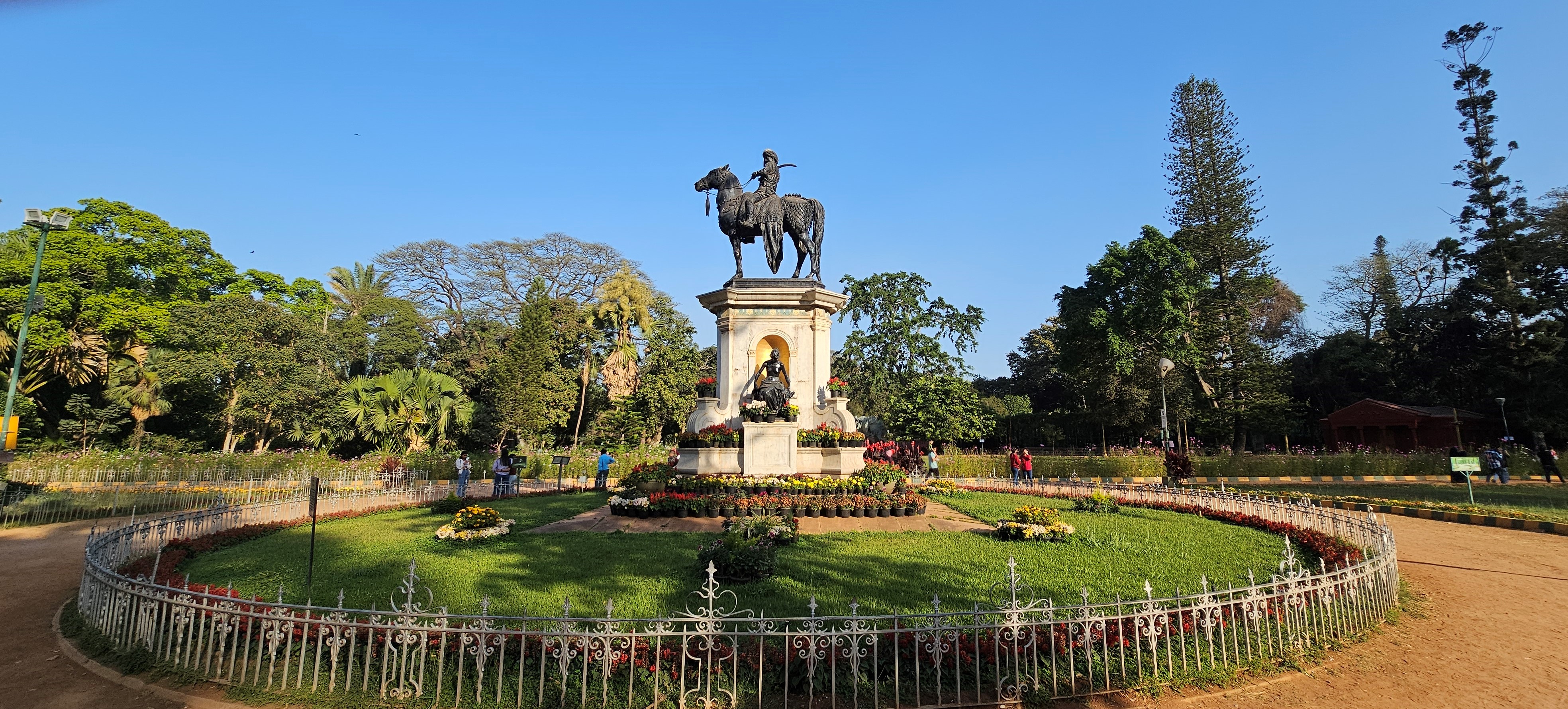 Jayachamaraja Wodeyar (1919–1974), Mysore állam huszonötödik és egyben utolsó maharadzsája volt 1940 és 1950 között. Neves filozófus, zenetudós, politikai gondolkodó és filantróp, valamint a Vishva Hindu Parishad (a Hindu Világtanács) alapítója és elnöke volt.