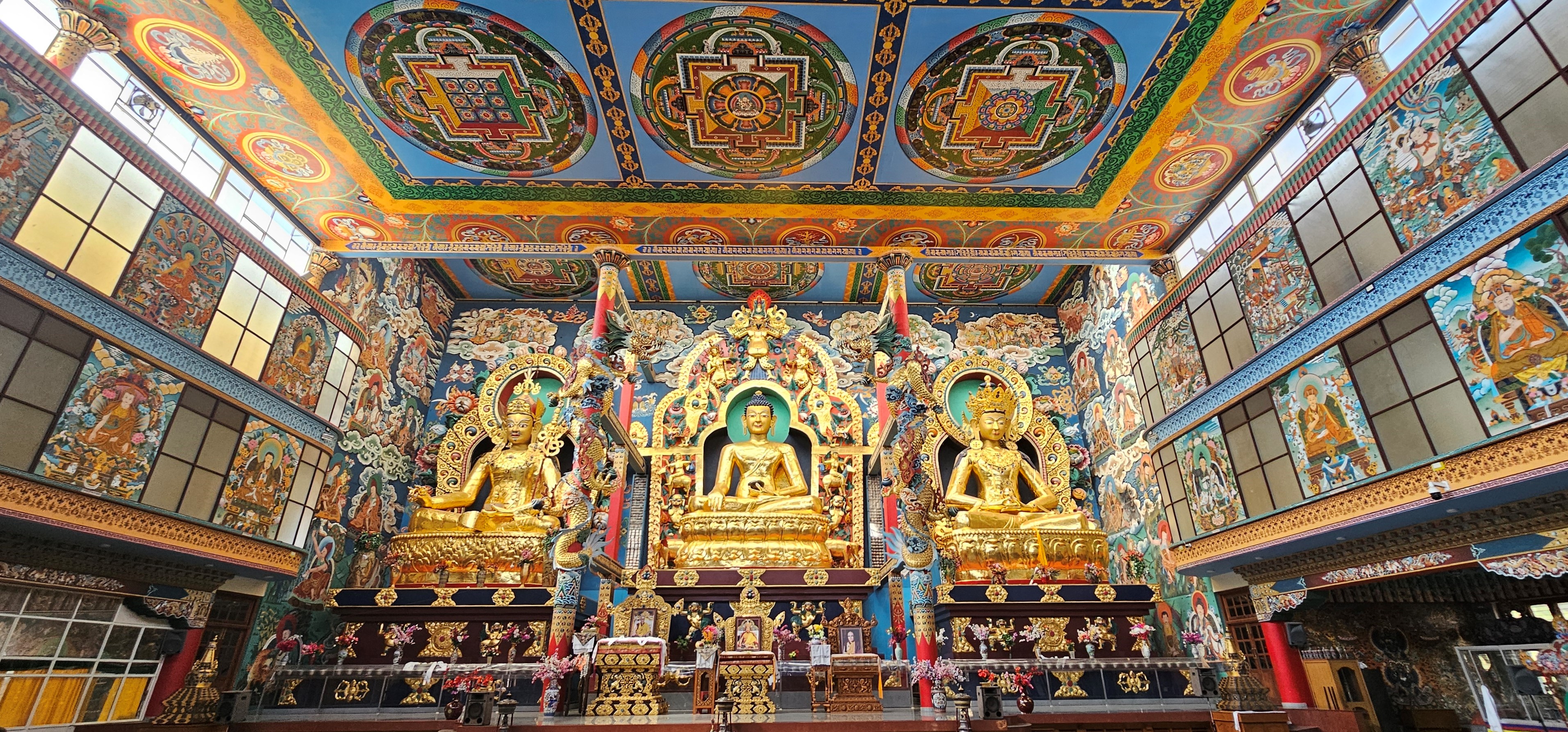 Középen Buddha, valamint a két oldalon Amitayus és Padmaszambhava.