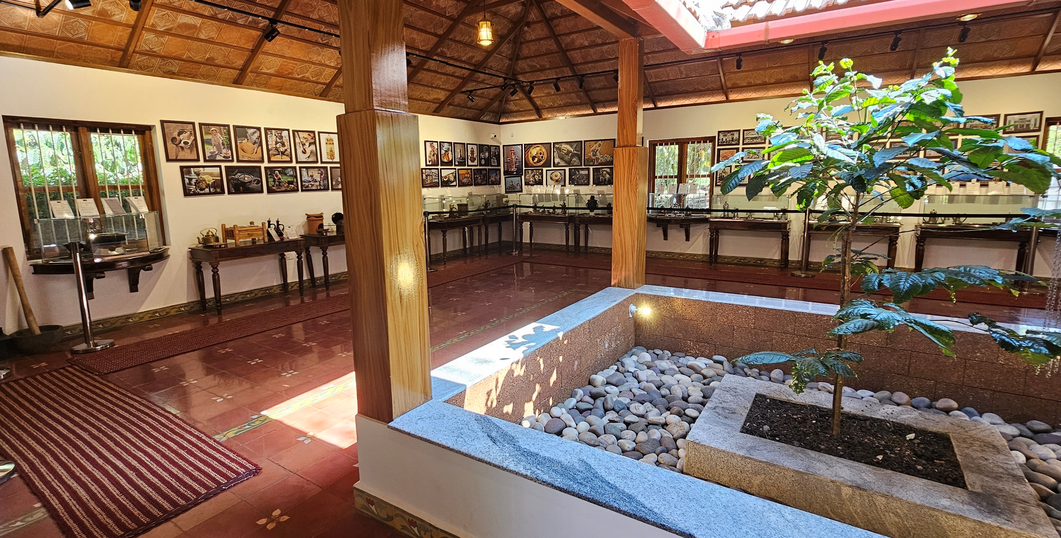 A világ kávémúzeumában (World Coffee Museum) a kávézási szokásokat, kellékeket néztük meg, korszakonként és földrajzi régionként. 