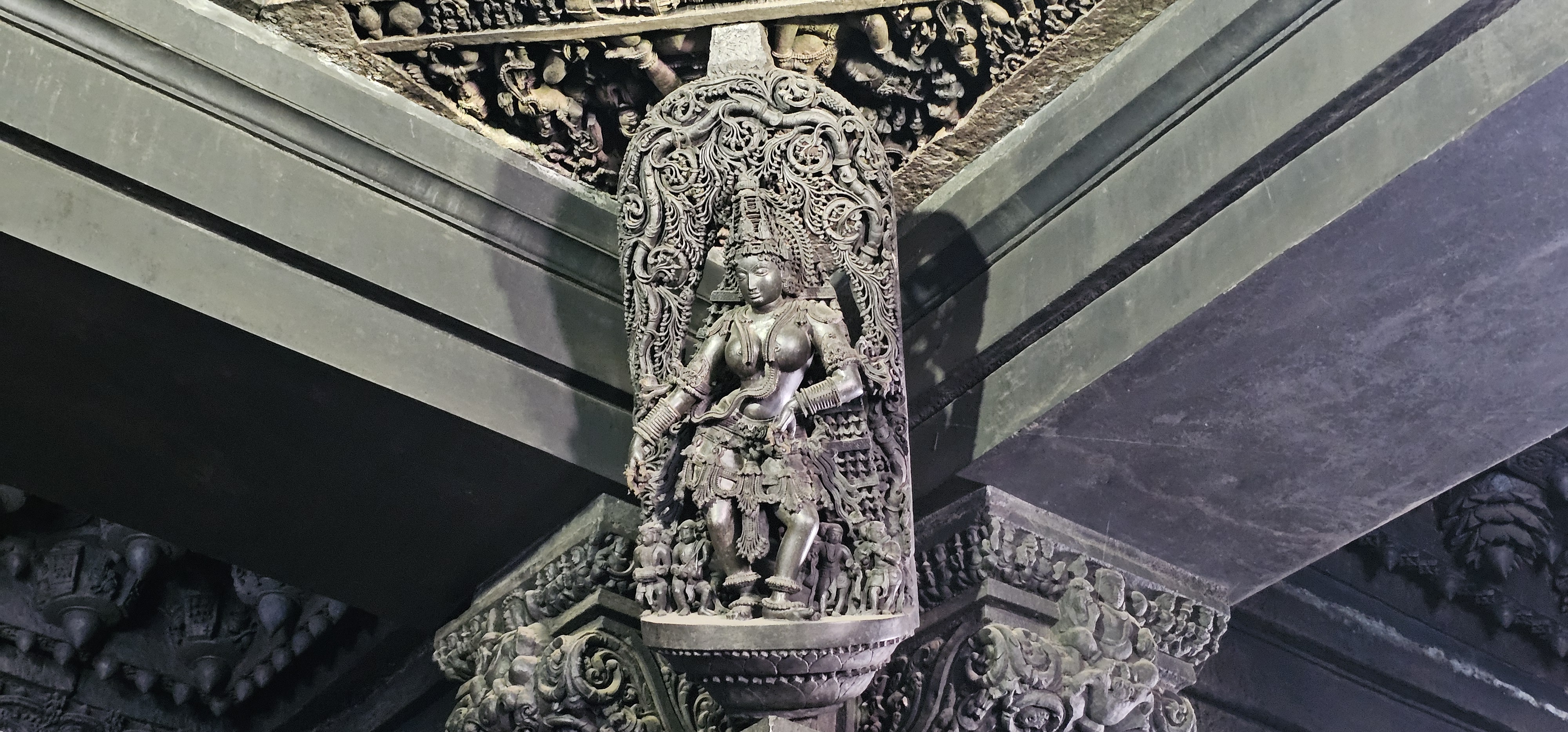 A négy oszlop tetején madanikák (a karnátakai templomokban ábrázolt női szobrok) láthatók: az egyik a táncoló Saraswatit, a tudás, a művészetek és a zene hindu istenét ábrázolja, a többiek hagyományos táncosok, az egyik a haját igazitja, a másik Natya pózban van, a negyediknek pedig egy papagáj ül a kezén. A kőből készült karkötők, fej- és nyakékek szabadon mozgathatók.