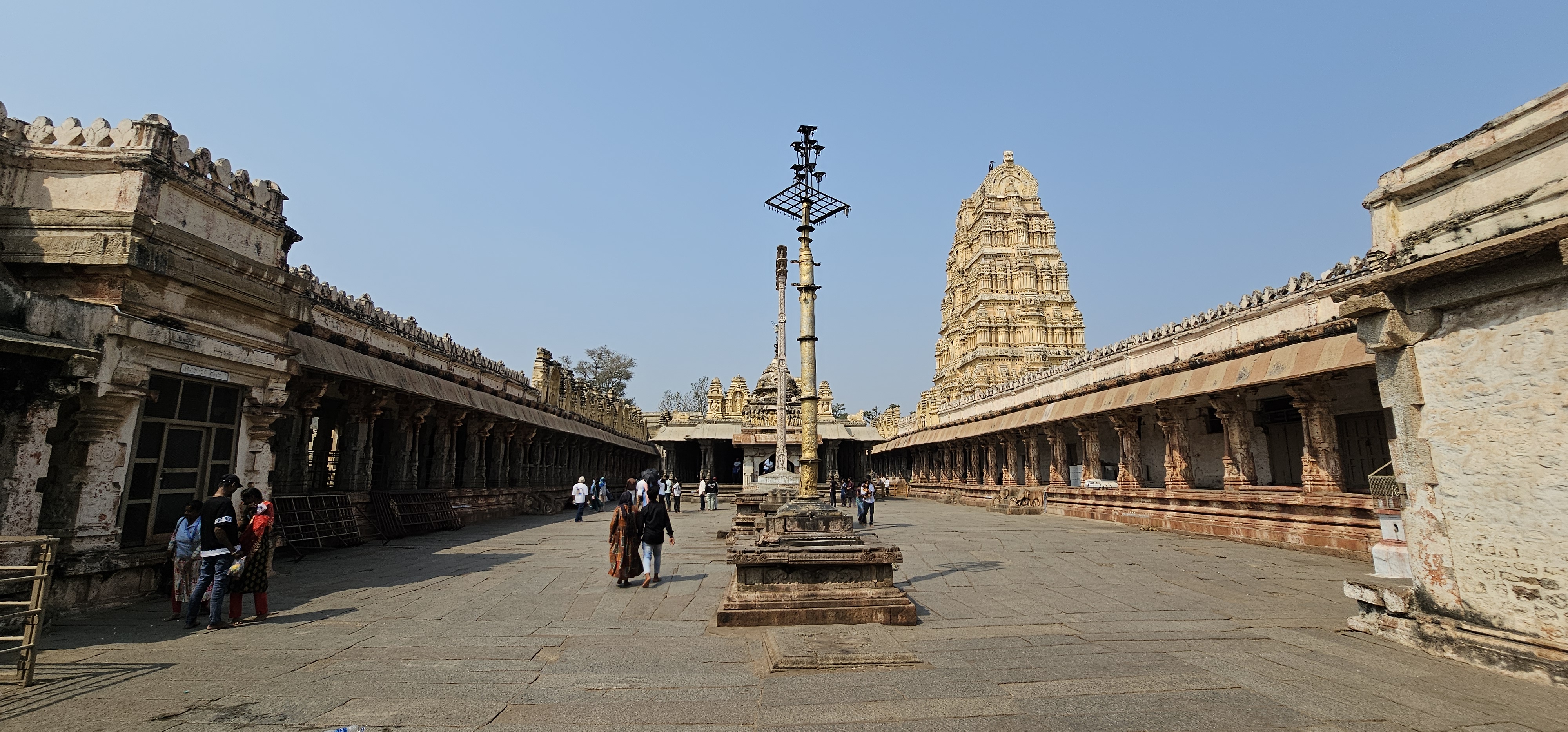 A templomot Srí Virupaksának szentelték.