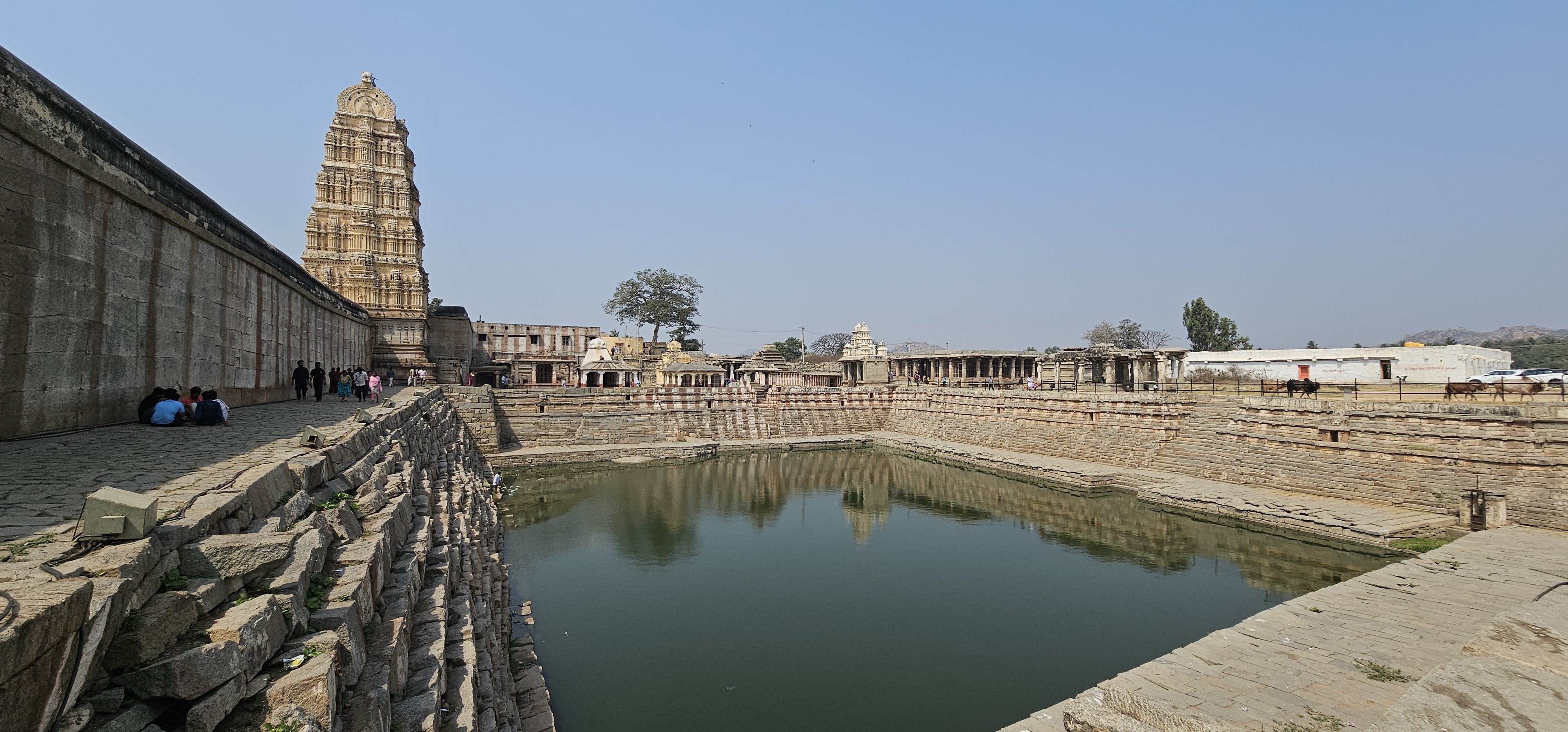 Hampiban számos szent víztartály vagy medence (Pushkarani) található, amelyek általában templomokhoz kapcsolódnak és különféle rituálékhoz használták őket.