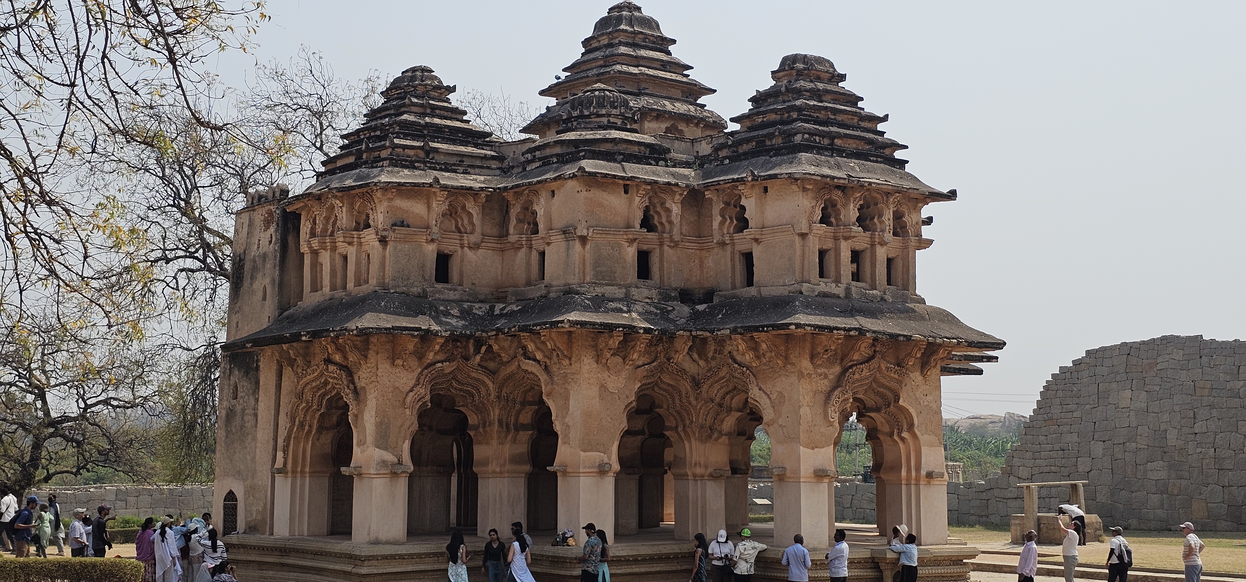 A Lotus Mahal, más néven Chitrangi Mahal Hampi fontos emlékműve. Gyakorlatilag egy légkondicionált rezidencia, amelyet Vijayanagara uralkodójának, Krishnadevaraya-nak az egyik felesége számára építettek. Tetején egy víztartály, a gerendákon és oszlopokon keresztül vízvezetékek vezettek át, amelyek megkönnyítették a víz áramlását a szerkezeten keresztül, és még forró nyáron is kellemesen hűvösen tartották.