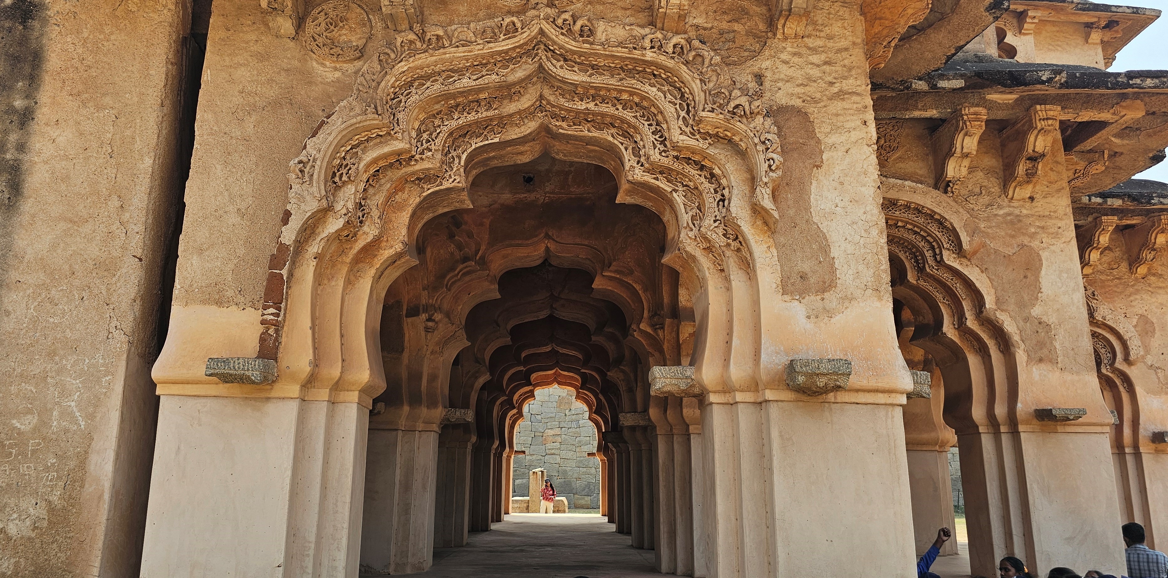 Lótuszszerű kialakítású, háromszintes, hosszú folyosókkal, 24 faragott oszloppal, falak nélkül. Az évszázadok során nagyrészt érintetlen maradt.