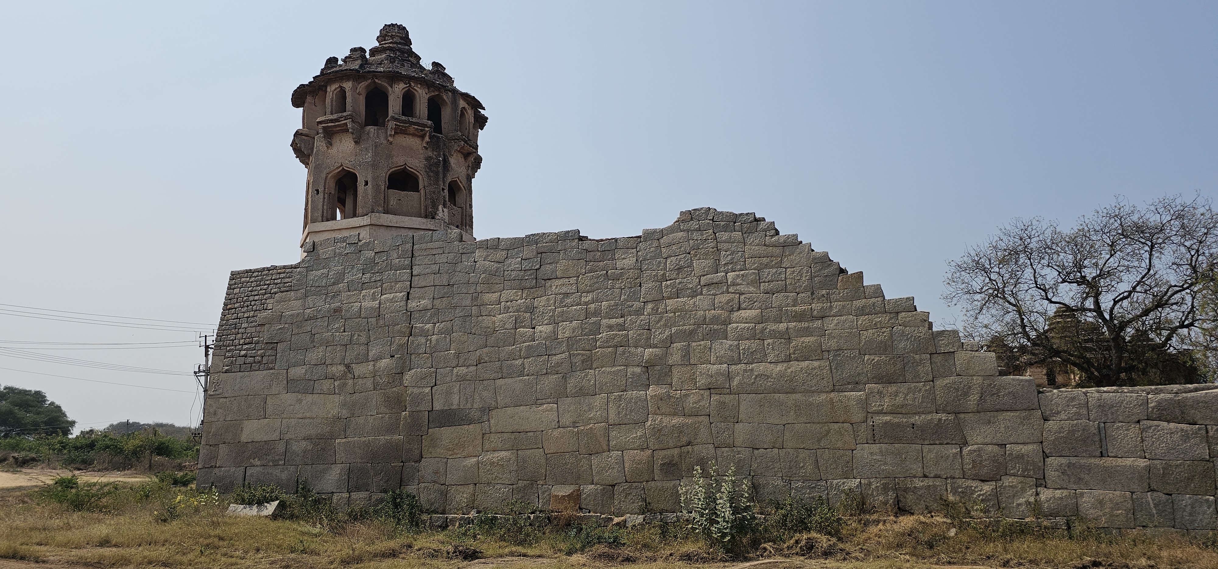 The Madhawa Temple (Ranga Temple)<br />A felirat szerint Madhawának szentelt, közismertebb nevén Ranga templom, a Devi szentéllyel együtt épült.<br />A templom híres hatalmas, három méter magas Hanuman szobráról.