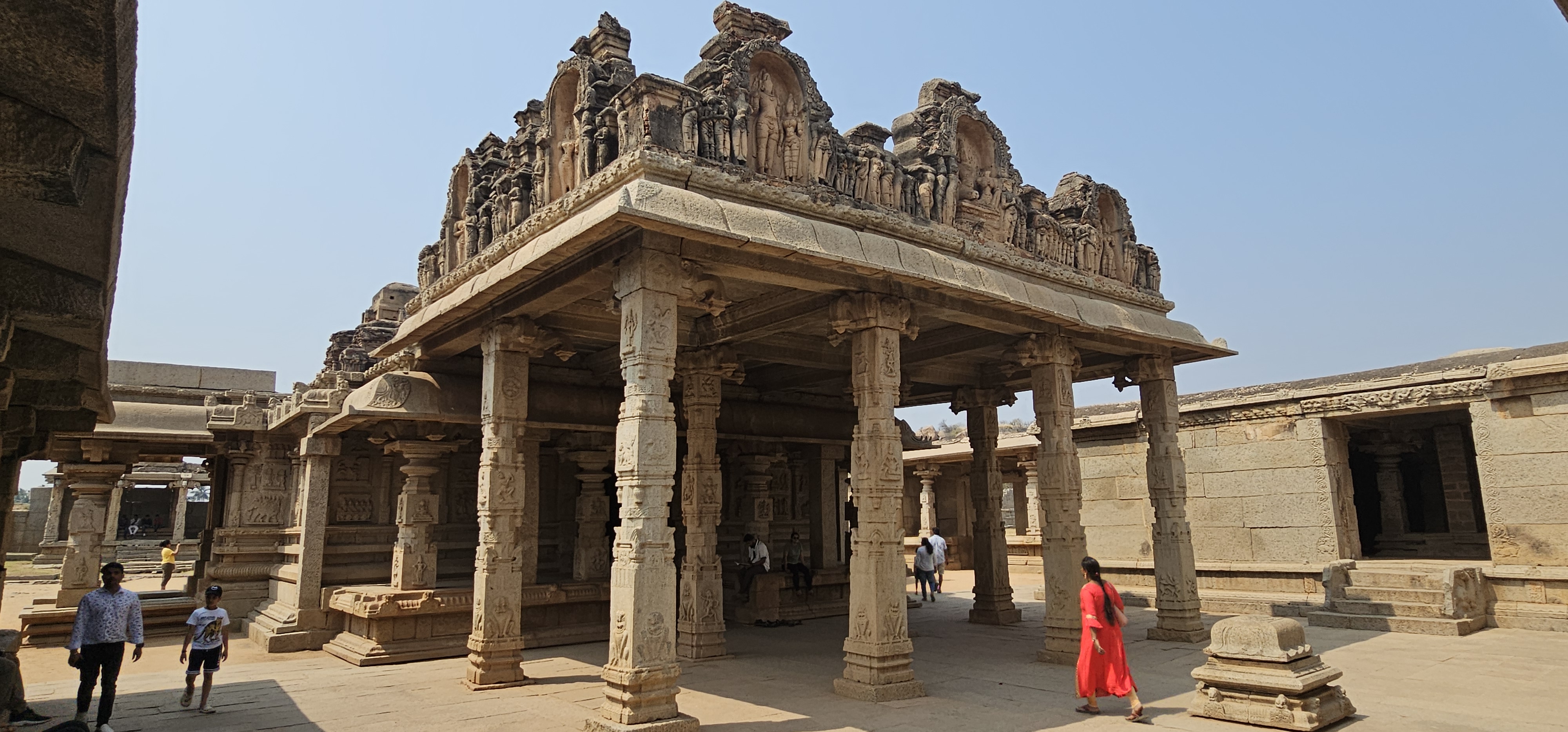 A Hazara Rama templom Vijayanagara királyainak magántemploma volt, népszerű a gyönyörű ereklyéi és a Rámajána eposz történetét ábrázoló paneljei miatt.