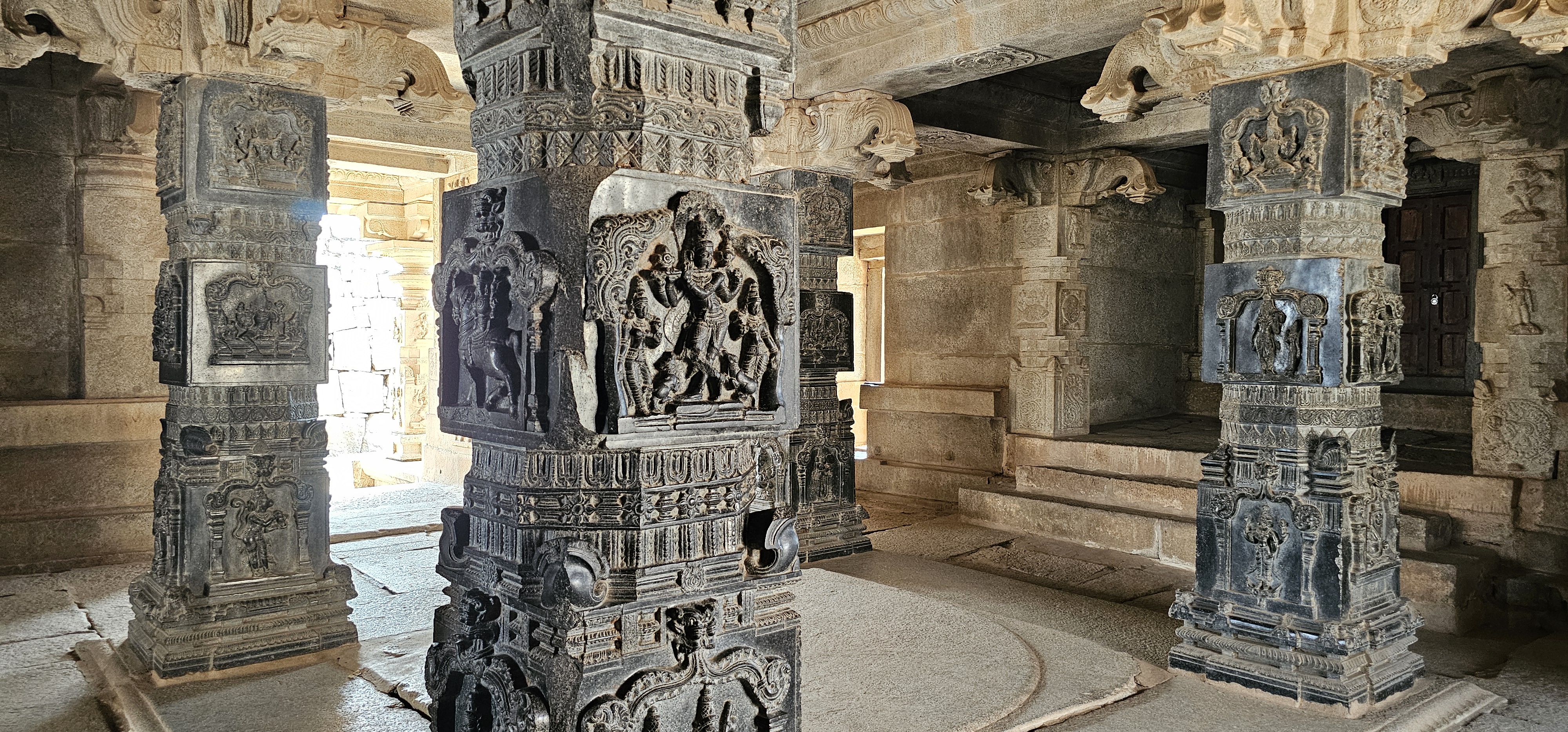 A 15. század elején II. Devaraya, Vijayanagara királya építtette egyszerű templomként, később azonban nyitott tornáccal és gyönyörű oszlopokkal bővítették.<br />A domborművek lovak, elefántok, kísérők, katonák és táncoló nők felvonulásait is ábrázolják, akik akkoriban részt vettek a Dasara fesztiválon. A templom Vijayanagara csodálatos kézművességének példája.