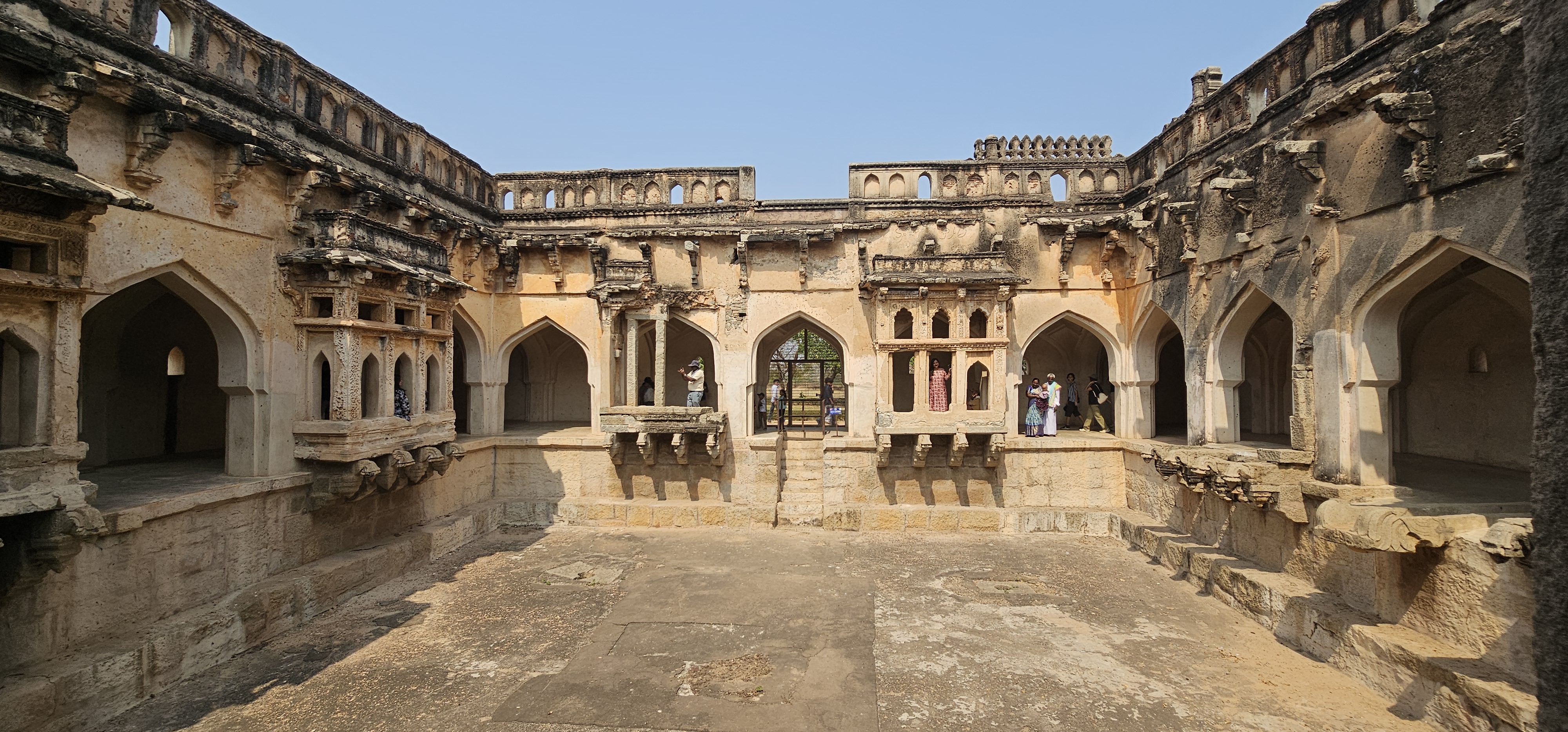A Queen‘s Bath egy téglalap alakú épület területe 30 négyzetméter. Közepén egy nagy, süllyesztett medence található, amelynek területe 15 négyzetméter, mélysége pedig 1,8 méter. A fürdőt gyönyörű, boltíves folyosók veszik körül, oszlopokkal, díszes erkélyekkel, faragott stukkó mennyezettel. A medence felett azonban nincs mennyezet, az ég felé nyitott.