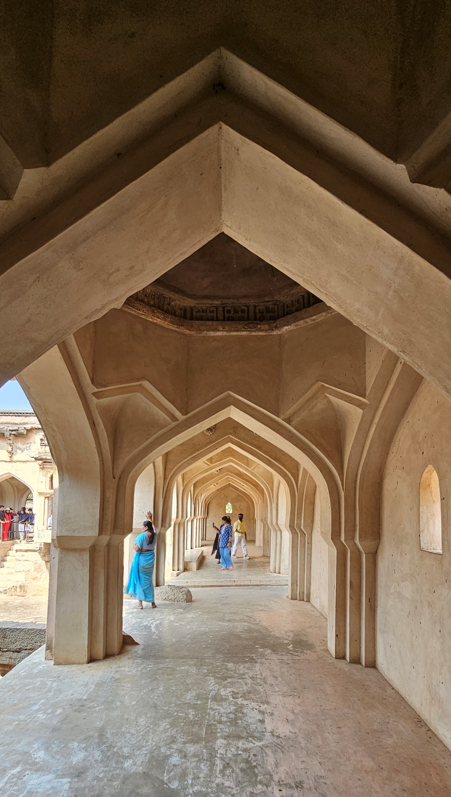 boltíves folyosók veszik körül