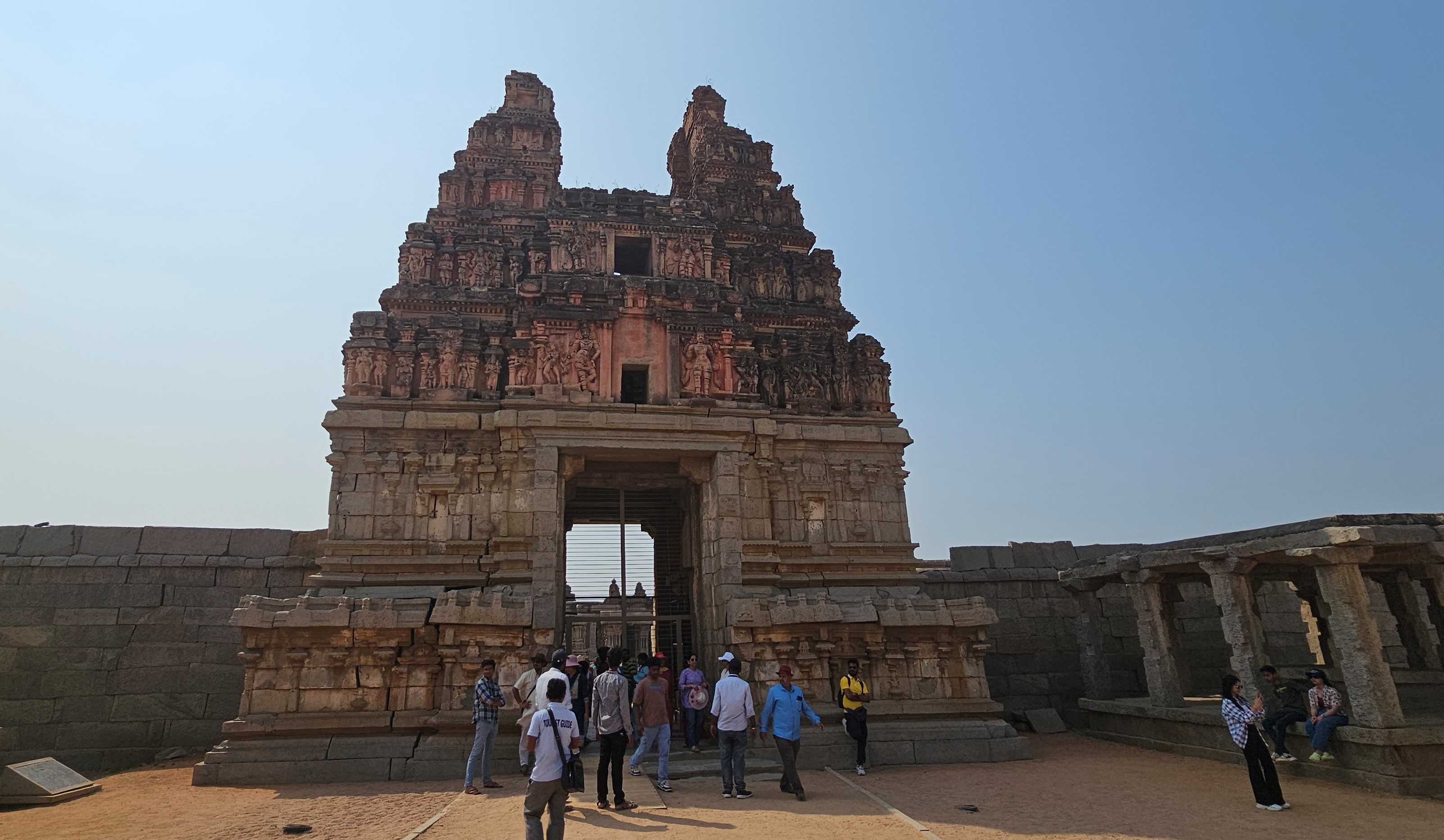 A Vitthala-templom kivételes építészetéről és páratlan kézművességéről ismert, Hampi egyik legszebb és leghíresebb építményének tartják.<br />A templom a Vijayanagara-korszak szobrászainak és kézműveseinek kreativitását és építészeti kiválóságát példázza.<br />A Vittala templom dravida építészeti stílusban épült.