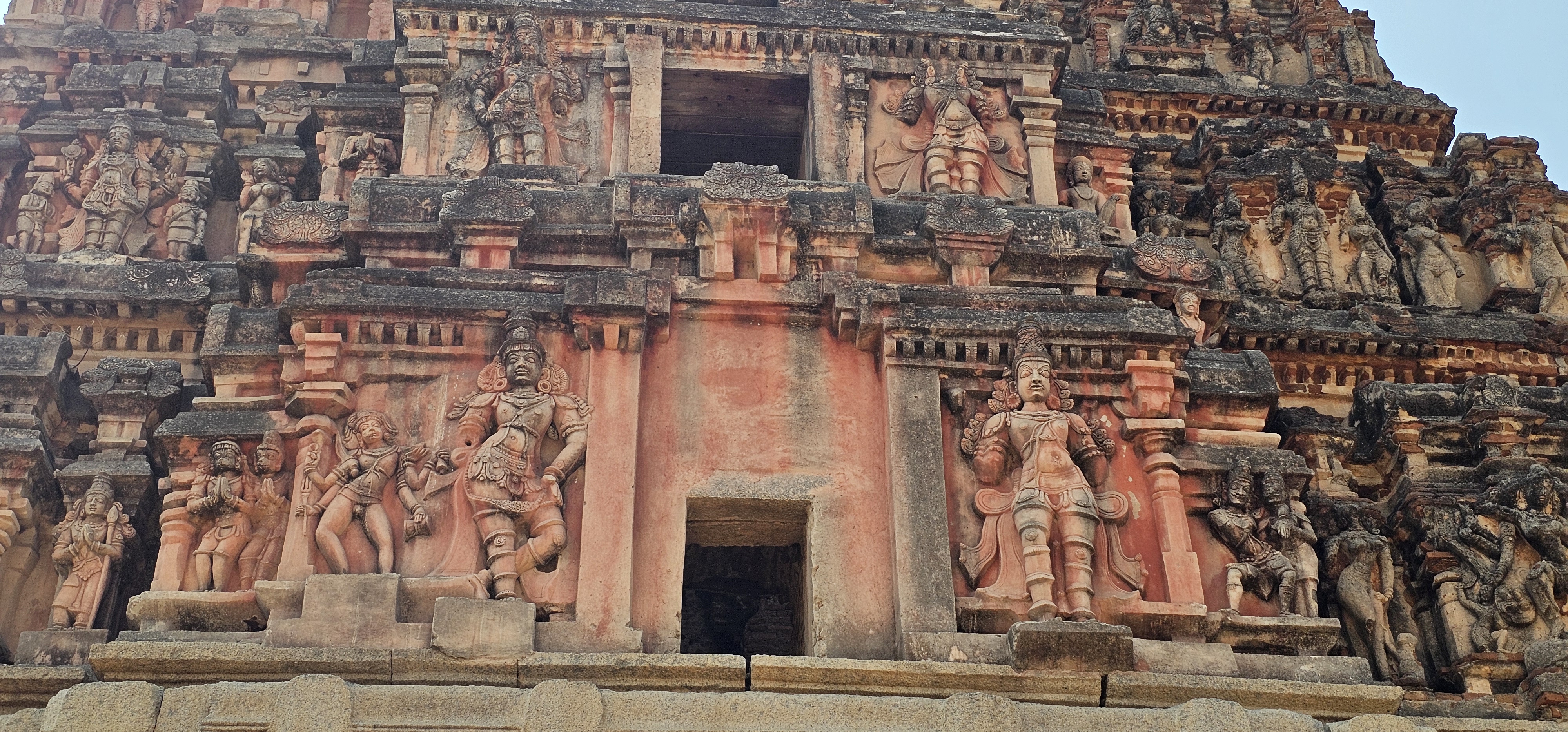 A Vittala-templom II. Devaraya király (Kr. u. 1422 – 1446) uralkodása alatt épült, aki a Vijayanagara Birodalom egyik uralkodója volt. A templom számos részét kibővítették és fejlesztették Krishnadevaraya (Kr. u. 1509 – 1529) uralkodása alatt, aki a Vijayanagara-dinasztia leghíresebb uralkodója volt. Jelentős szerepet játszott abban, hogy az emlékmű elnyerte jelenlegi megjelenését.