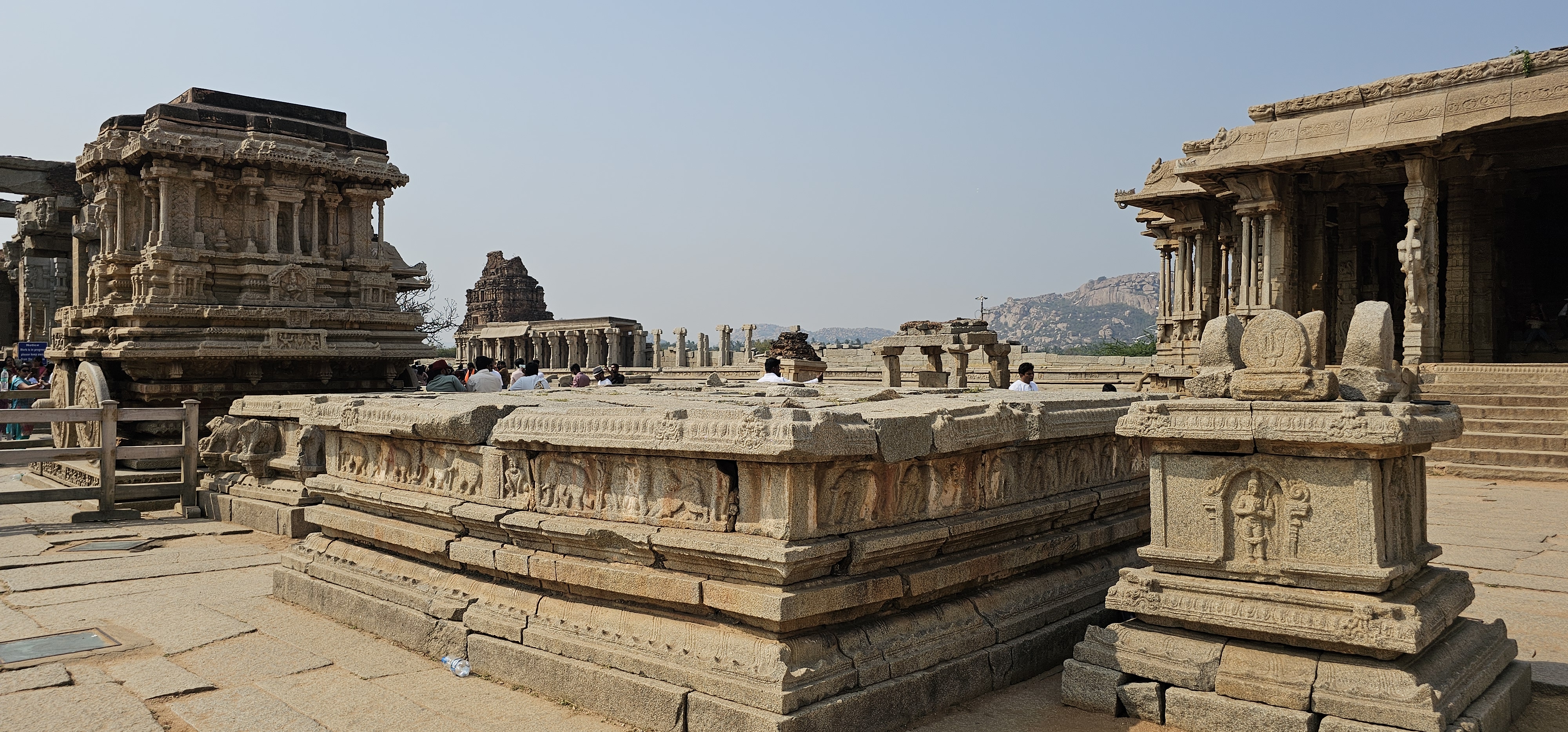 A templomkomplexum területén különféle csarnokok, szentélyek és épületek találhatók. Ezek kőből készültek, és önállóan egyedi műalkotások. Ilyen ikonikus építmények például kőszekér és az 56 zenélő oszlop. 
