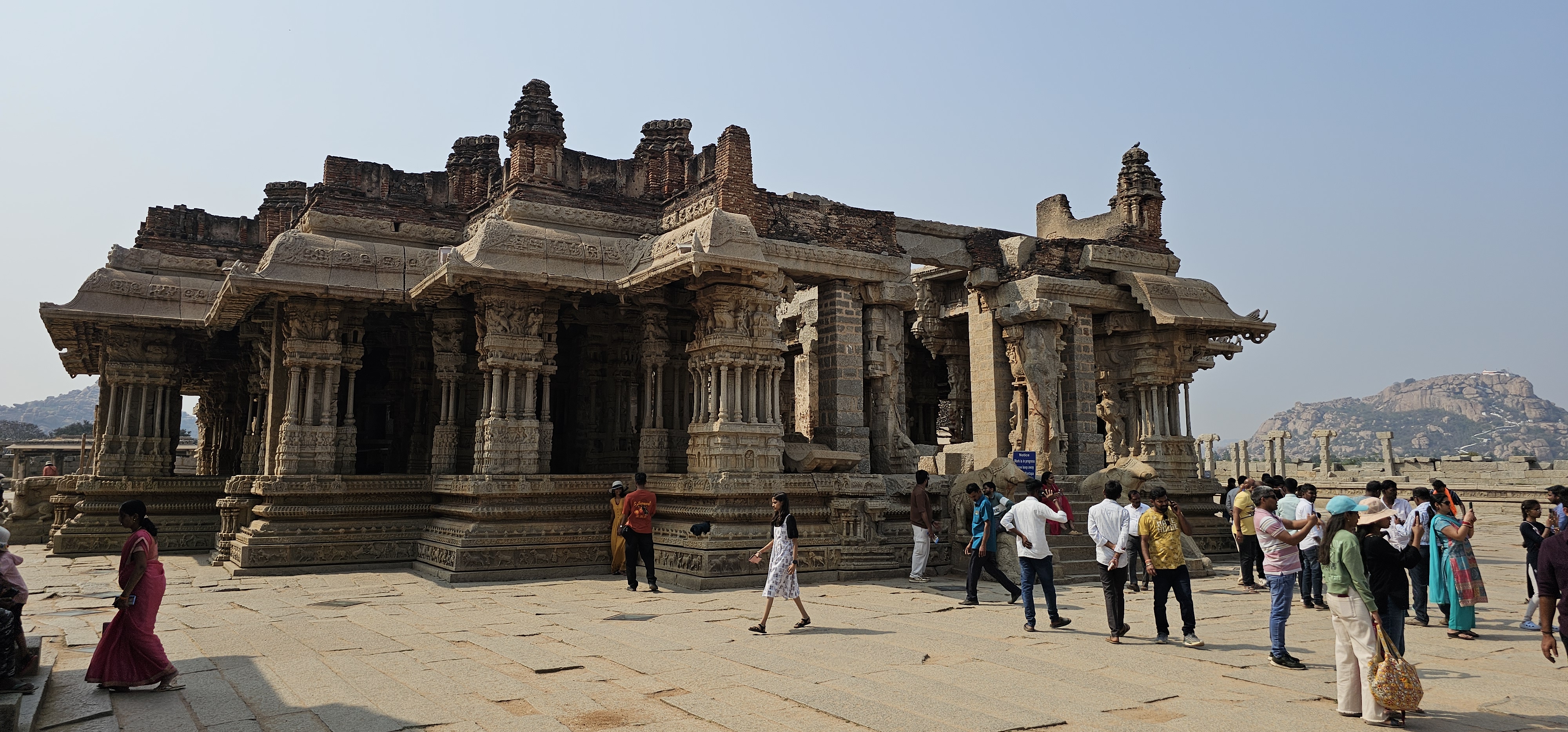 Vitthala istennek, Visnu isten egyik megtestesülésének építették. A legenda szerint azonban, az isten túl grandiózusnak találta a templomot, és visszatért szerény otthonába.