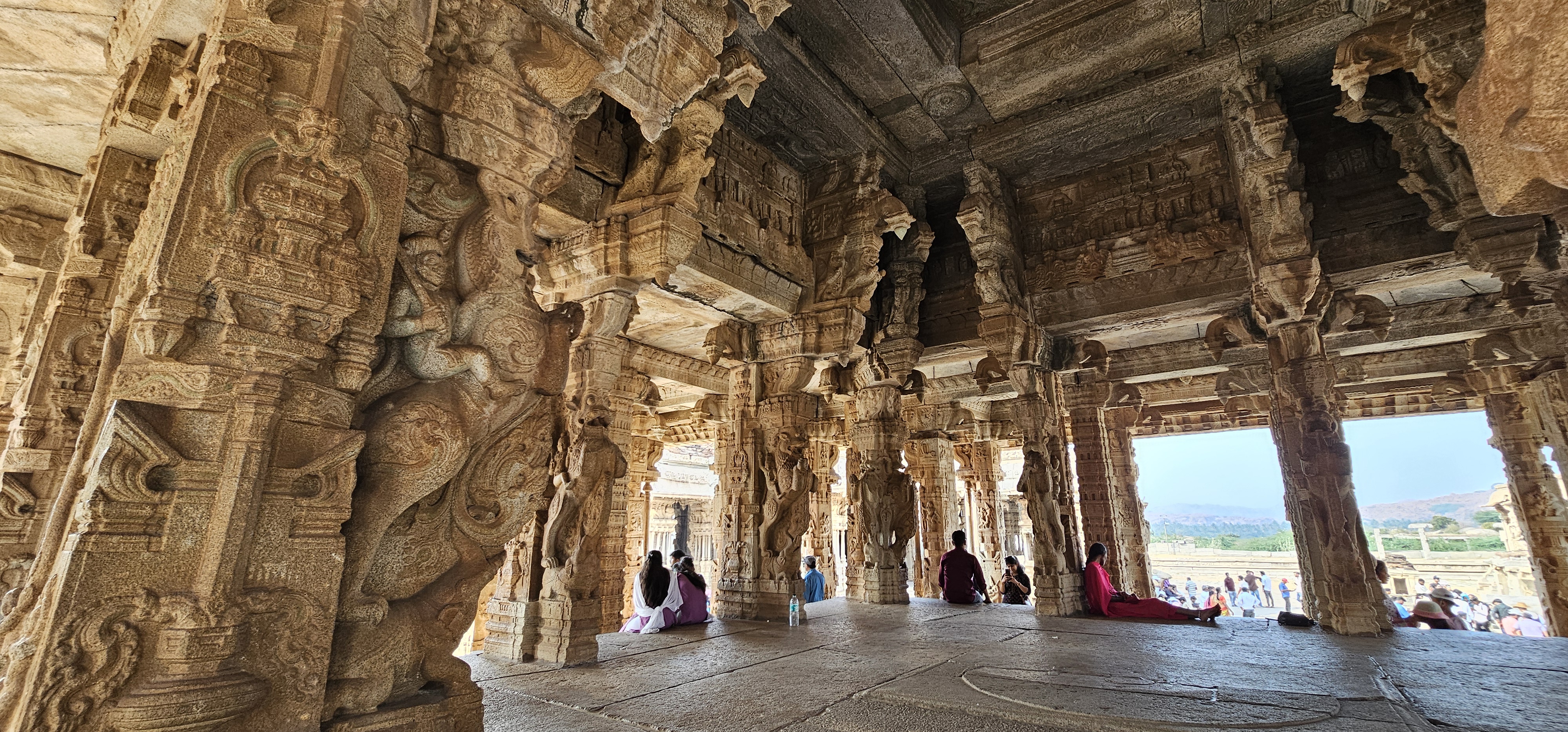 A zenélő oszlopok<br />A gránitoszlopok rezonáns tulajdonságokkal rendelkeznek, és zenei hangokat adnak ki, ha megkopogtatják őket. Minden oszlop egy másik hangot képvisel, így olyan érzést kelt, mintha maga a templom zenélne.<br />