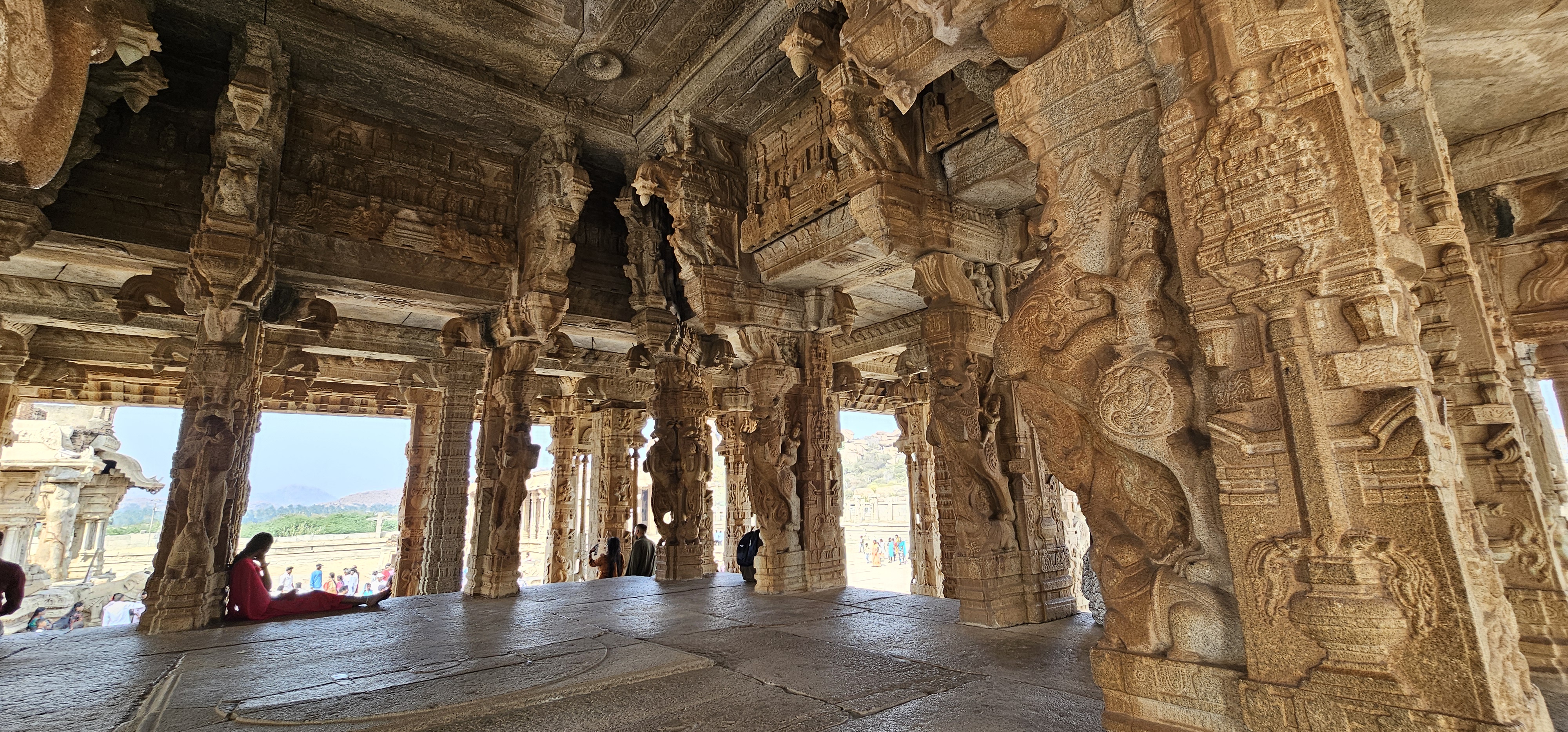 Ezek a csodálatos oszlopok a Vijayanagara Birodalom képességeit és kreativitását mutatják, tökéletesen ötvözve a művészetet, a történelmet és a tudományt.<br />