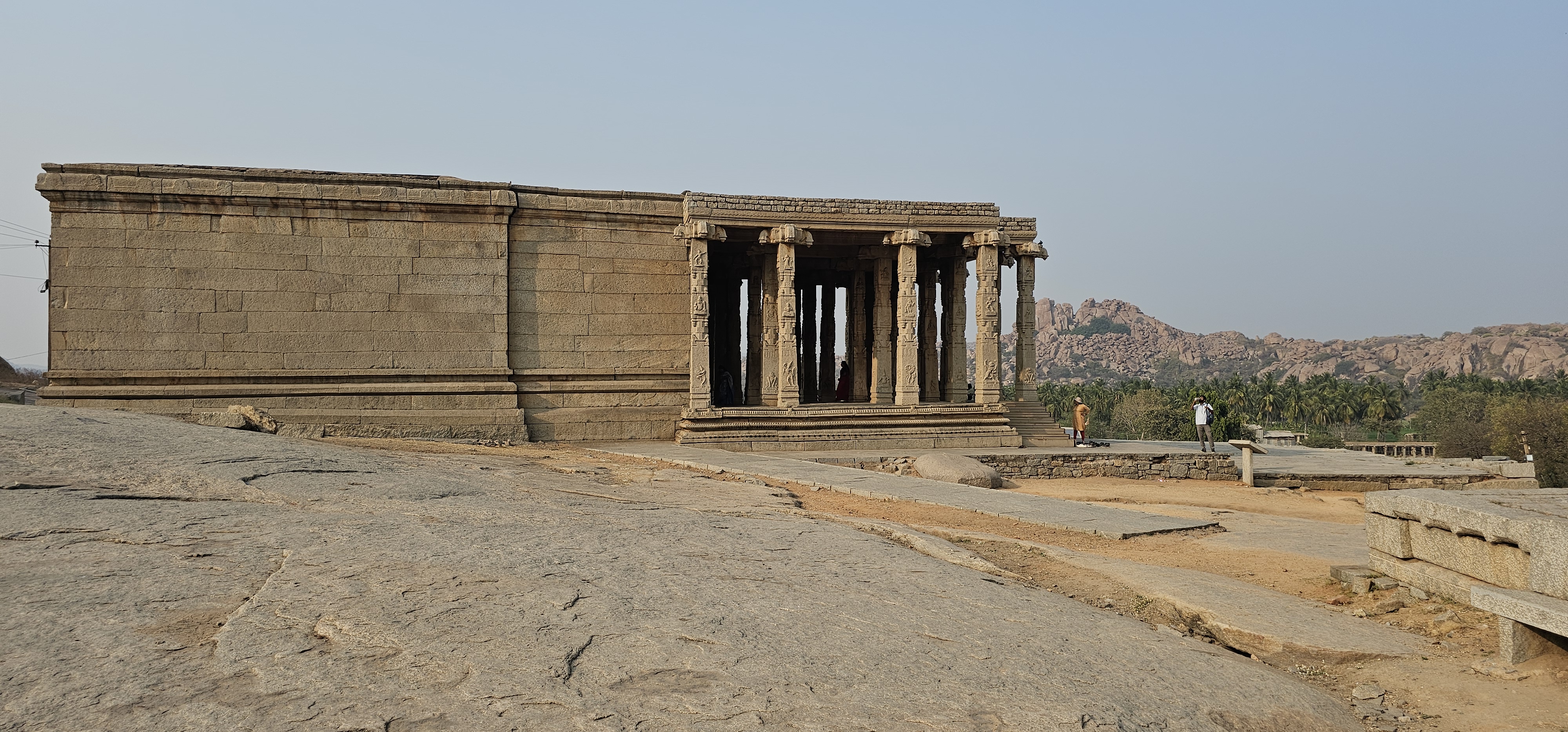Kadalekalu Ganesha Temple<br />A 4,6 méter magas Ganesha szobor Hampi egyik legnagyobb szobra, amelyet egyetlen hatalmas sziklából faragtak.<br />A templom csarnokában a magas és kocka alakú gránitoszlopokat különféle mitológiai alakok és témák díszítik. A nyitott csarnok a belső szentélybe vezet, ahol Ganesha szobra látható.<br />