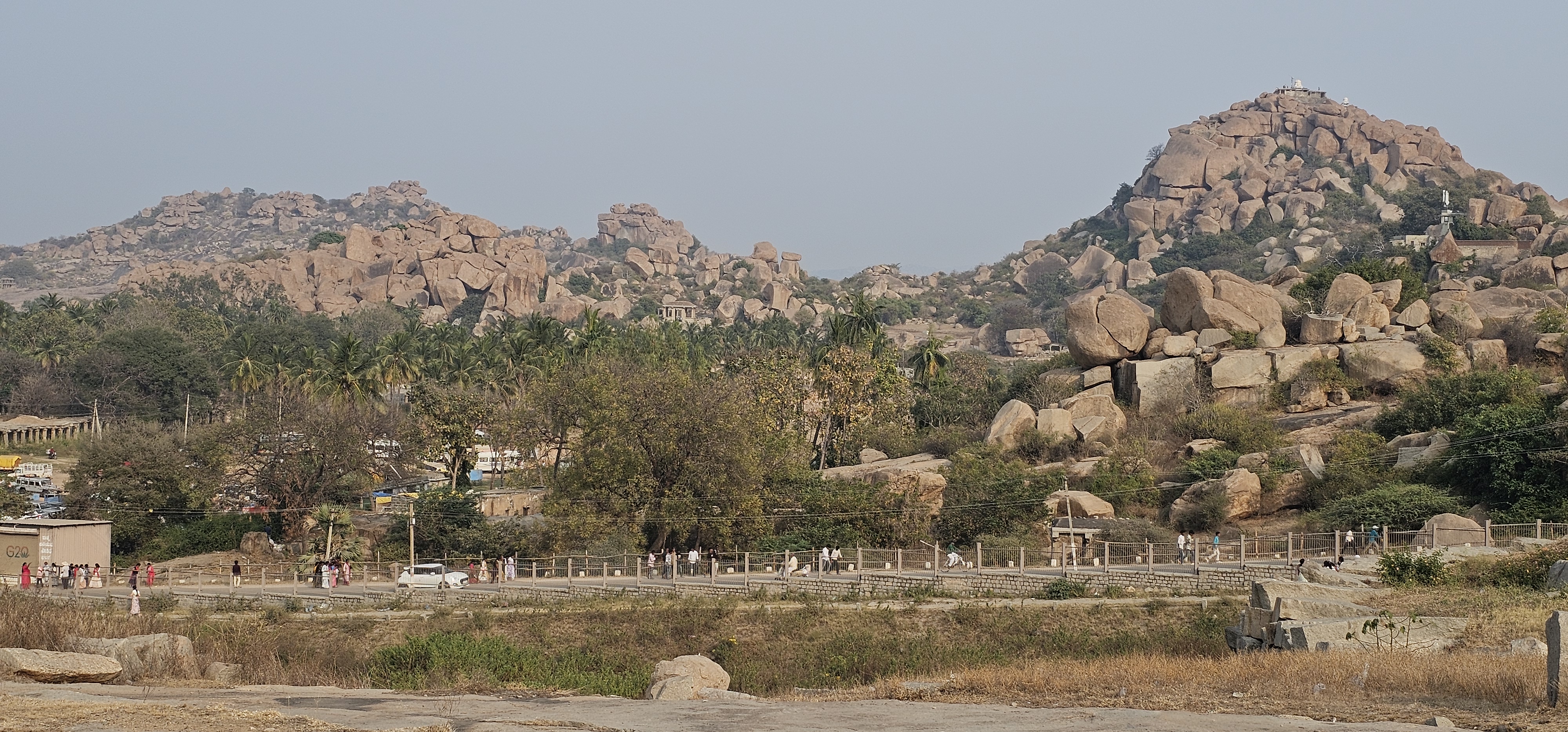 A Hemakuta-hegy lejtőjén fekvő templomból lenyűgöző kilátás nyílik a környékre, a Hampi Bazárra és a Matanga-hegyre.<br />
