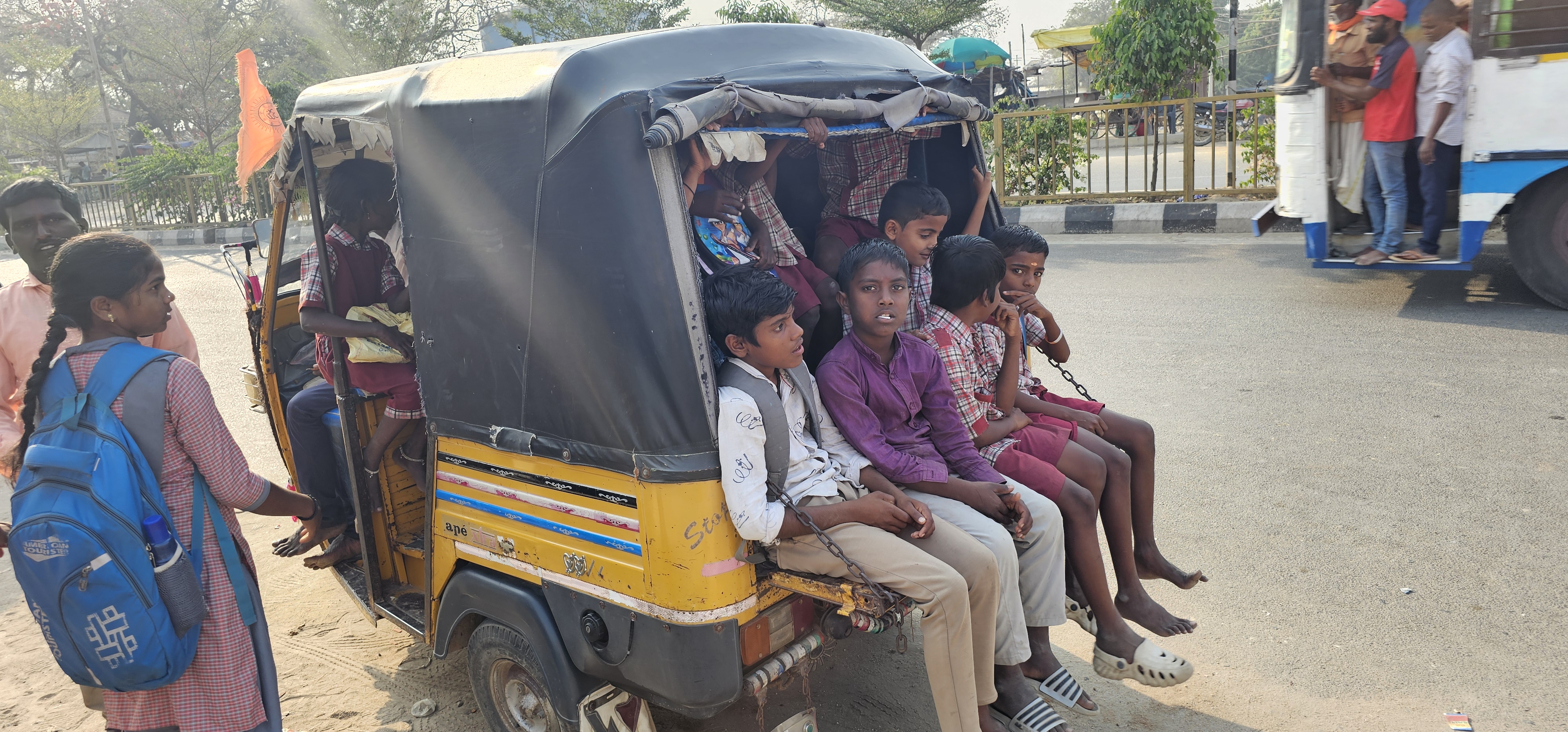 nincs szabály: a tuk-tukra annyian ülnek, ahányan felférnek