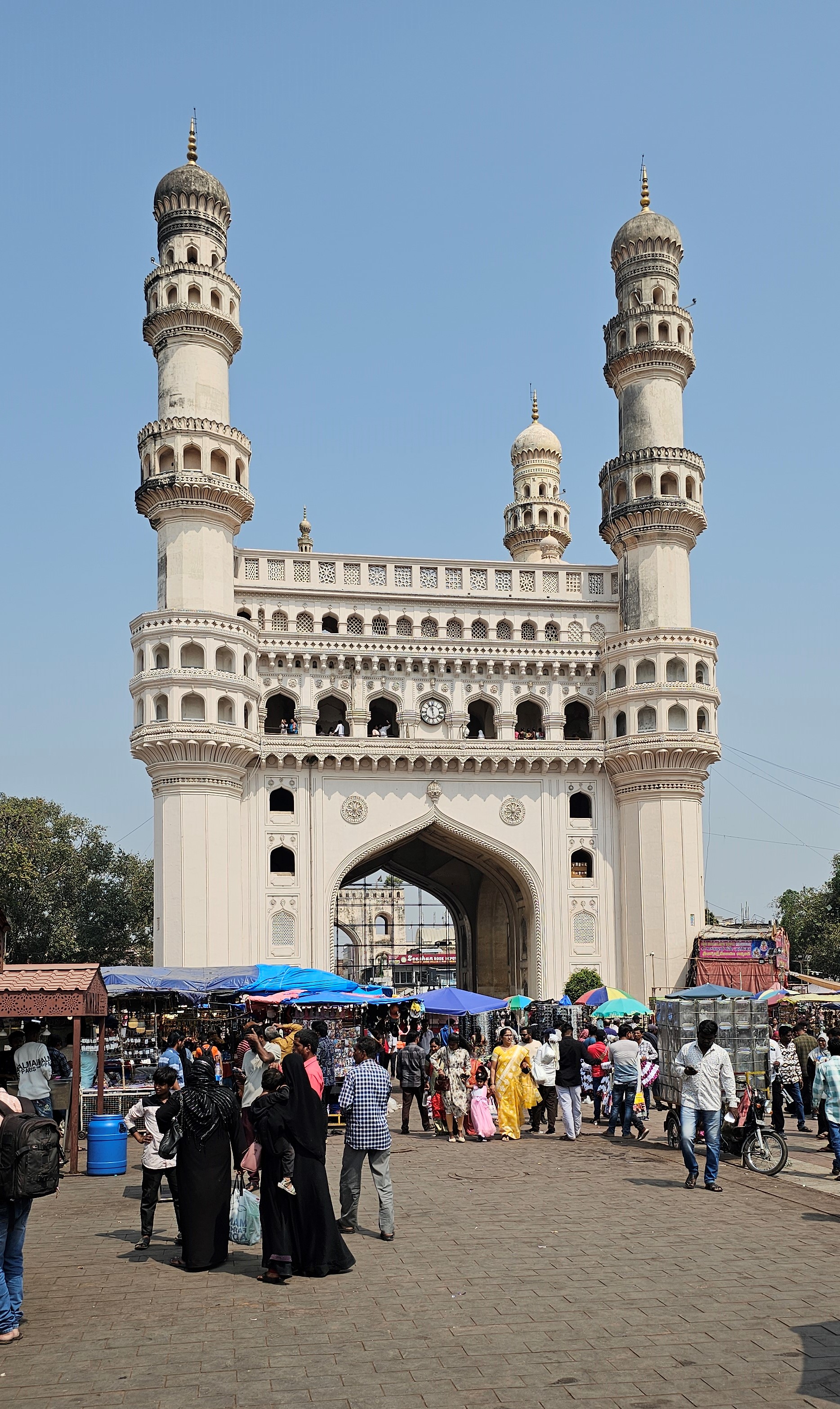 Charminar közelében található a Laad Bazaar nevű piac. Ékszereiről, különösen karkötőiről ismert. A közeli Pathargatti körút szintén fontos üzleti utca, amely gyöngyeiről ismert.