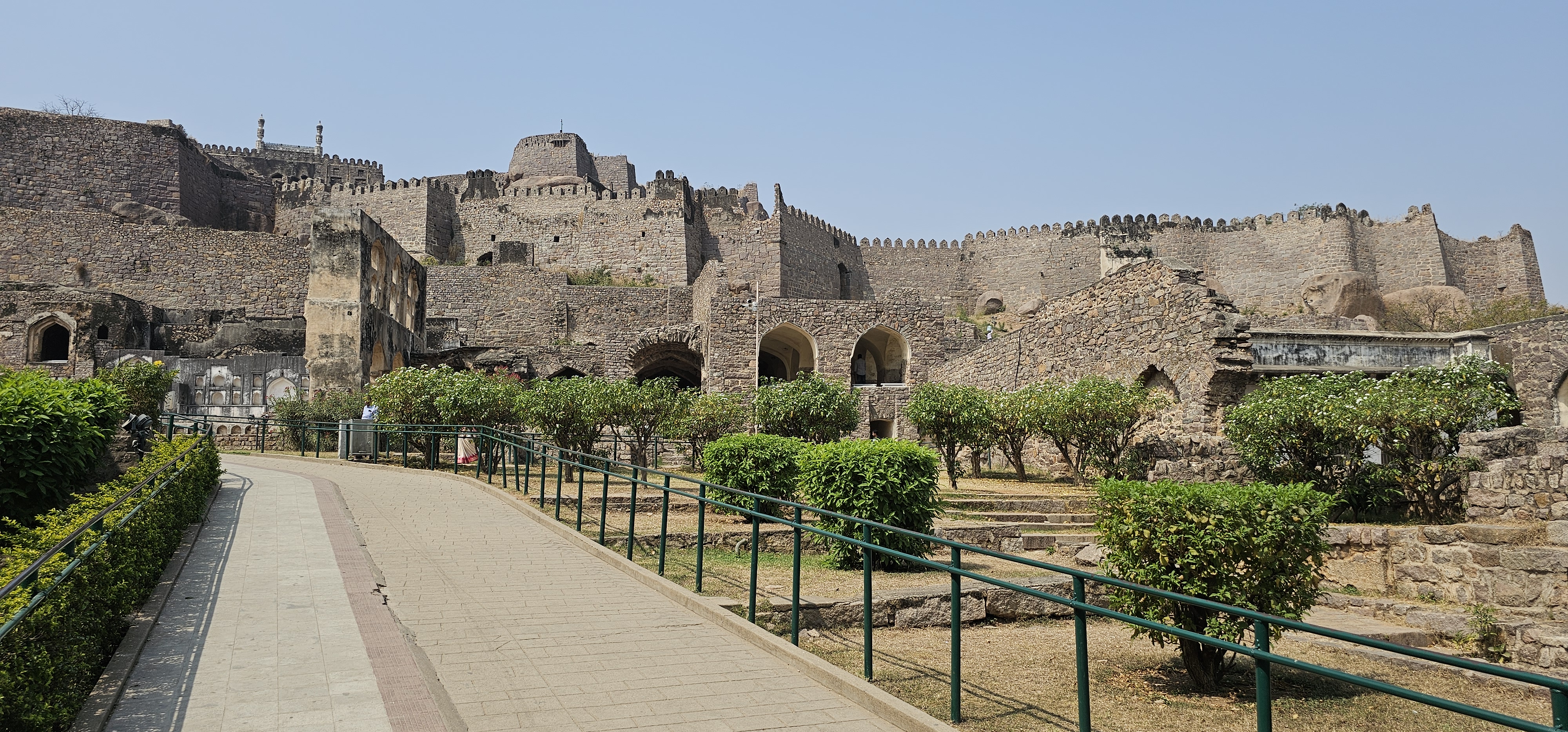 A Golconda erődöt eredetileg Pratāparudra, a Kakatiya uralkodó építtette vályogfalakból a 11. században. Később Quli szultán megerősítette, és a szultanátus fővárosává tette. A gyémántbányák közelsége miatt Golconda virágzó gyémánt kereskedelmi központ lett. 