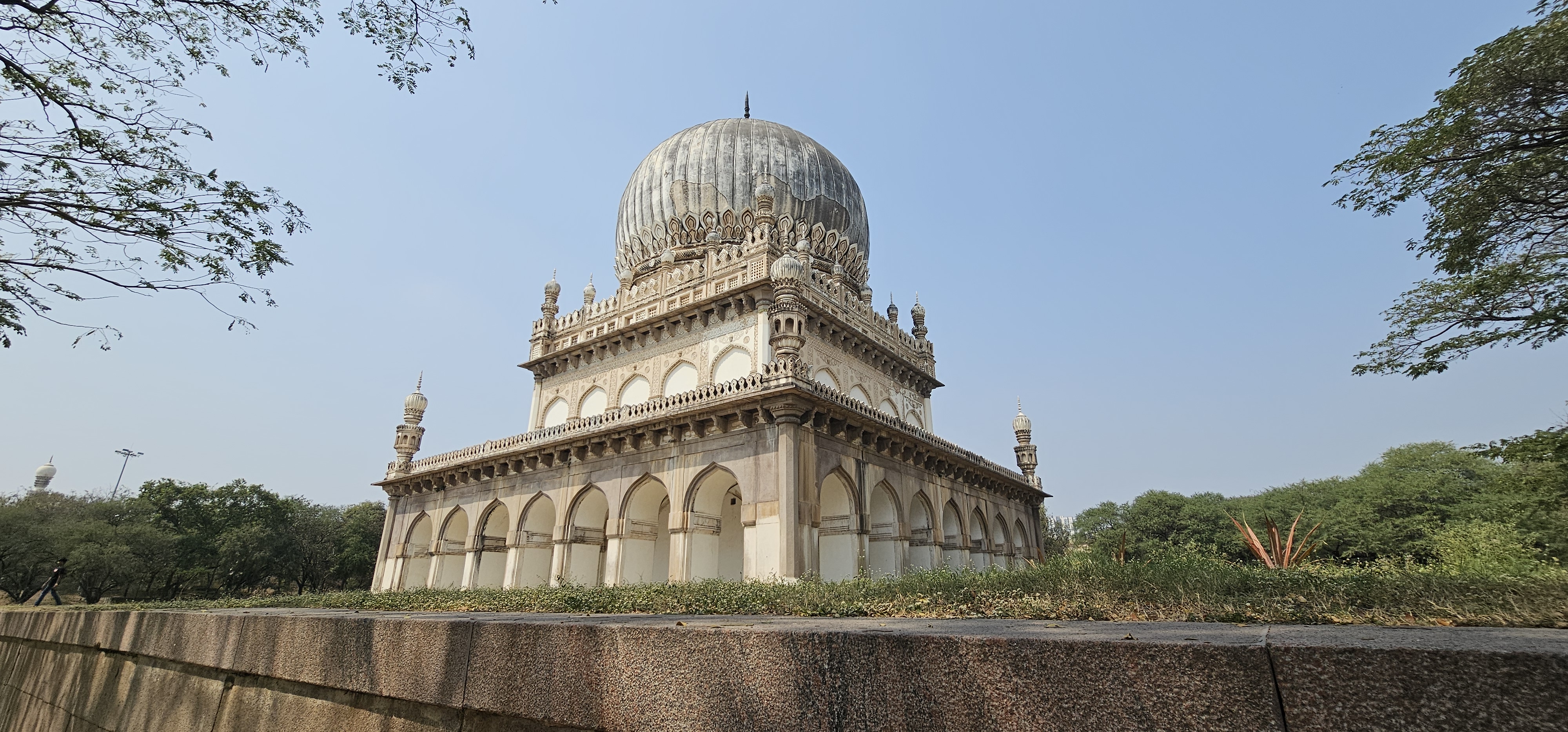 A Qutub Shahi mauzoleumokat a Qutub Shahi dinasztia különböző királyai építettek, és az Ibrahim Baghban találhatók, közel a Golconda erődhöz.<br />Az indo-iszlám és a Qutub Shahi építészet lenyűgöző példája, a kisebb sírok galériái egyszintesek, míg a nagyobbak kétszintesek.