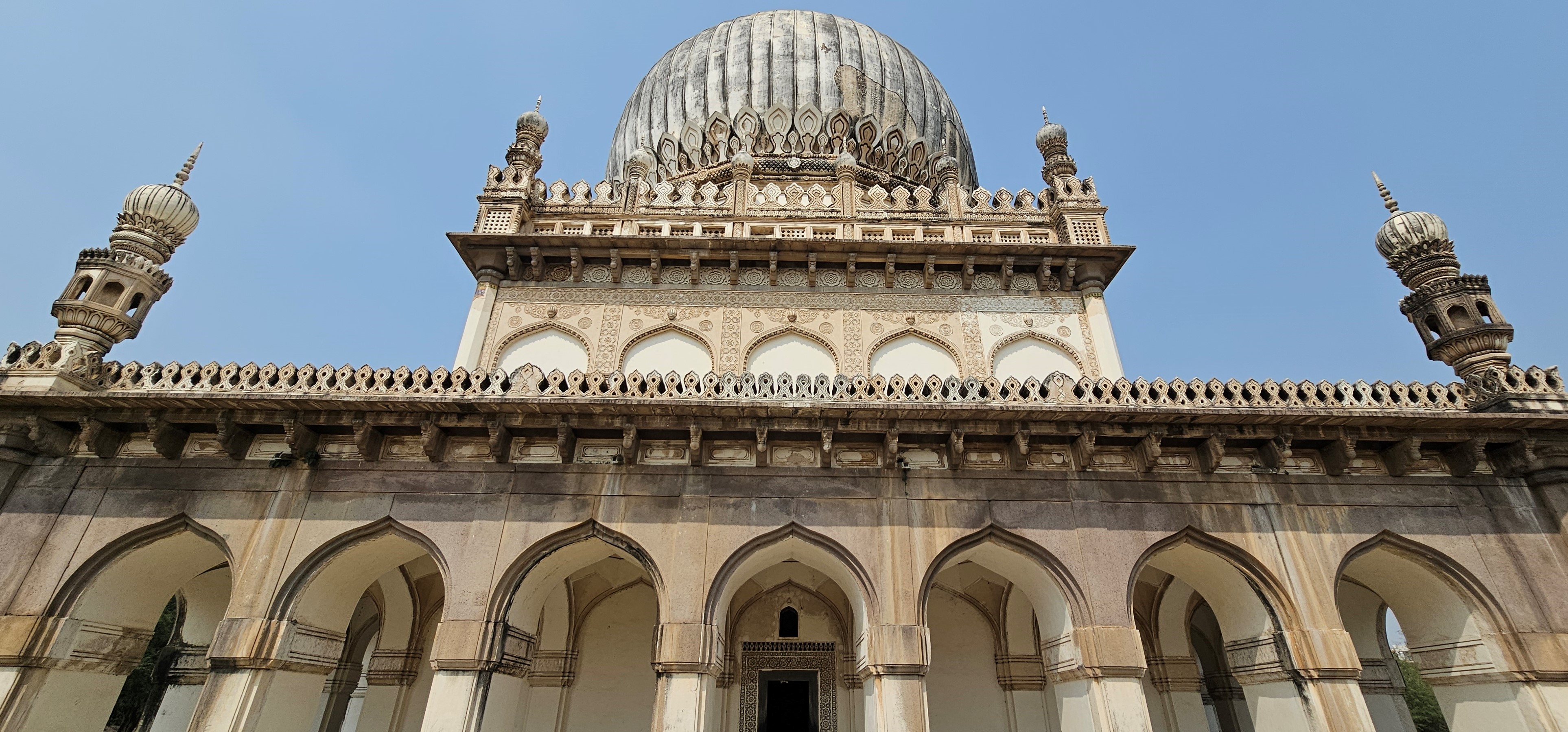 Sultan Quli, Jamsheed Quli és Ibrahim Quli sírjai Hyderabad legmagasabb építményei voltak elkészültükkor. A Qutub Shahi korszakban ezeket a sírokat nagy tisztelet övezte: szőnyegekkel, csillárokkal és ezüstrudakon álló bársony baldachinokkal borították. 