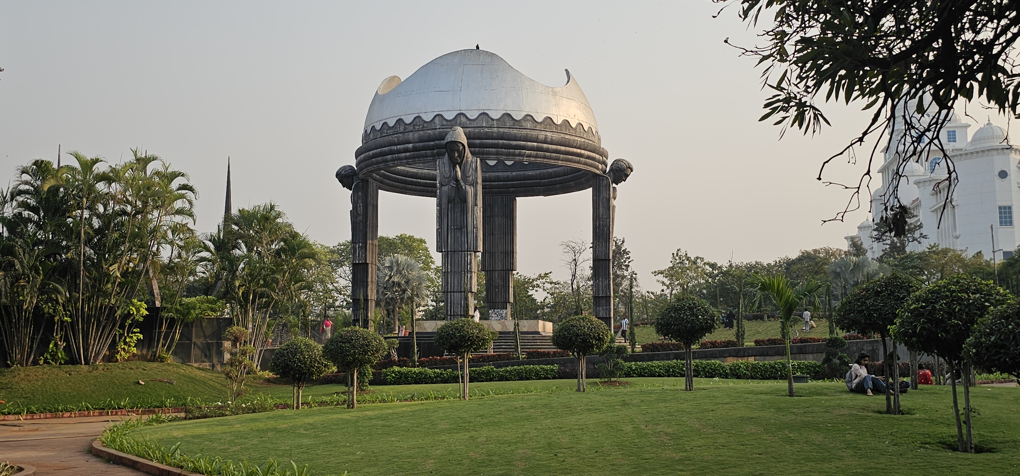 A festői Hussain Sagar-tó partján fekvő Lumbini Park egy nyugodt oázis, amely menedéket nyújt a nyüzsgő városi életből. A Buddha szülőhelyéről, elnevezett park a természeti szépség és a modern látnivalók harmonikus keverékét kínálja. A látogatók egy rövid csónakútra indulhatnak a parktól a Buddha-szoborig, élvezve a tóra és a város látképére nyíló panorámás kilátást.