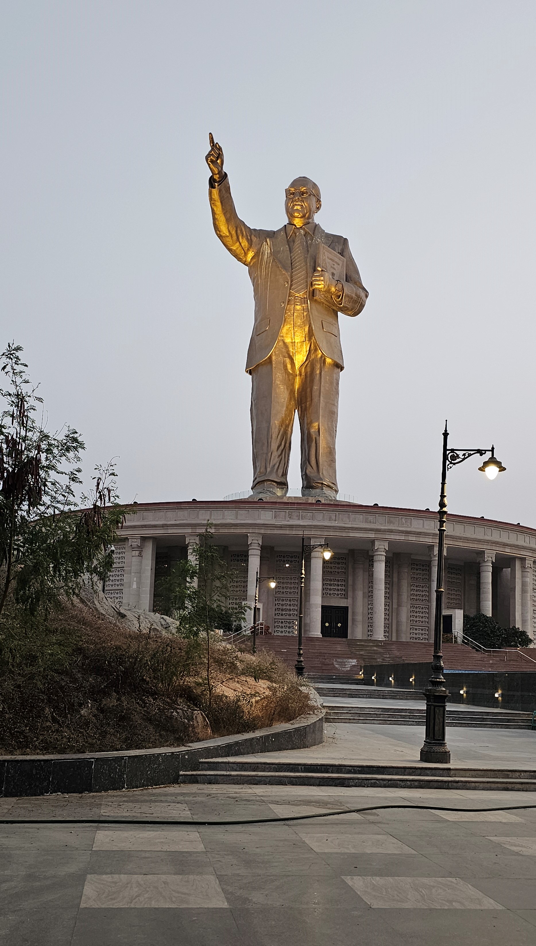 Bhimrao Ramji Ambedkar (1891 – 1956) indiai jogtudós, közgazdász, társadalmi reformer és államférfi volt, akit az Indiai Alkotmány egyik megalkotójaként ismerik. Keményen dolgozott azon, hogy megfelelő fékek és ellensúlyok legyenek a kormányzati demokratikus rendszerben.