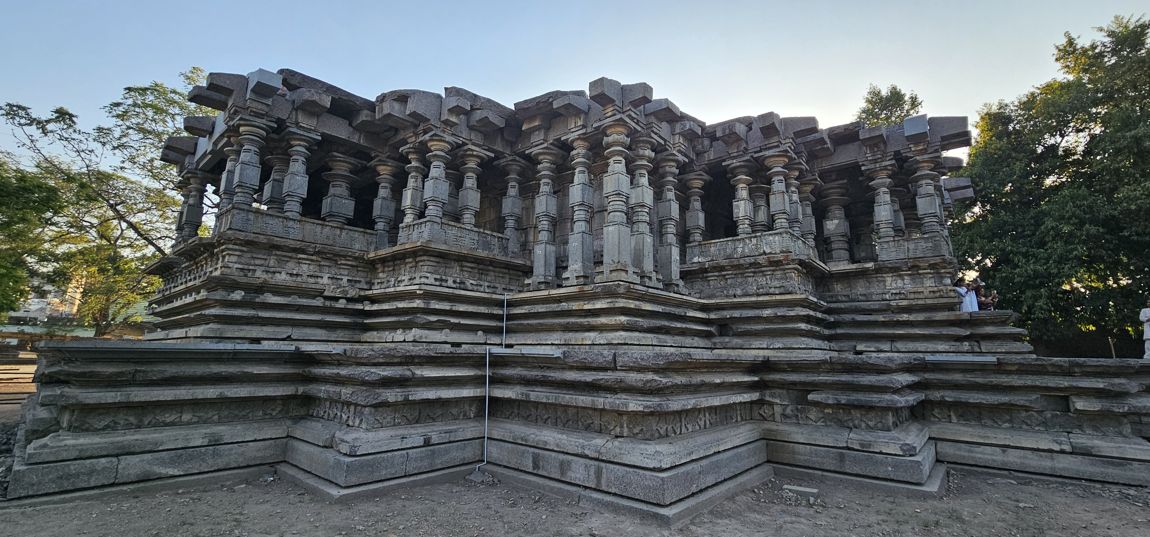 Warangal legnépszerűbb látnivalója az Ezer Oszlopos Templom (Sri Rudreshwara Swamy Temple), amely a Hanamkonda-hegy lábánál található. A helyiek által Veyisthambala Gudi néven ismert templom a Kakatiya művészet, építészet és szobrászat egyik legkorábbi és legkiválóbb példája.