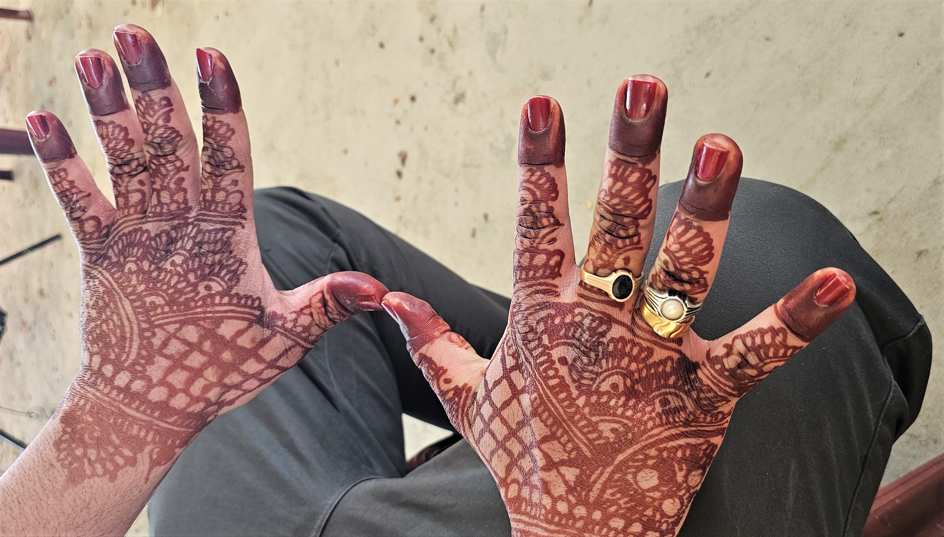 Részt vettünk a Mehendi Lagwana-n fiús háznál. Mindkét kezét nagyon szépen kidekorálták, ezek után több mint egy órán át kellett eltartania a kezét a testétől, amíg a henna megszáradt. 