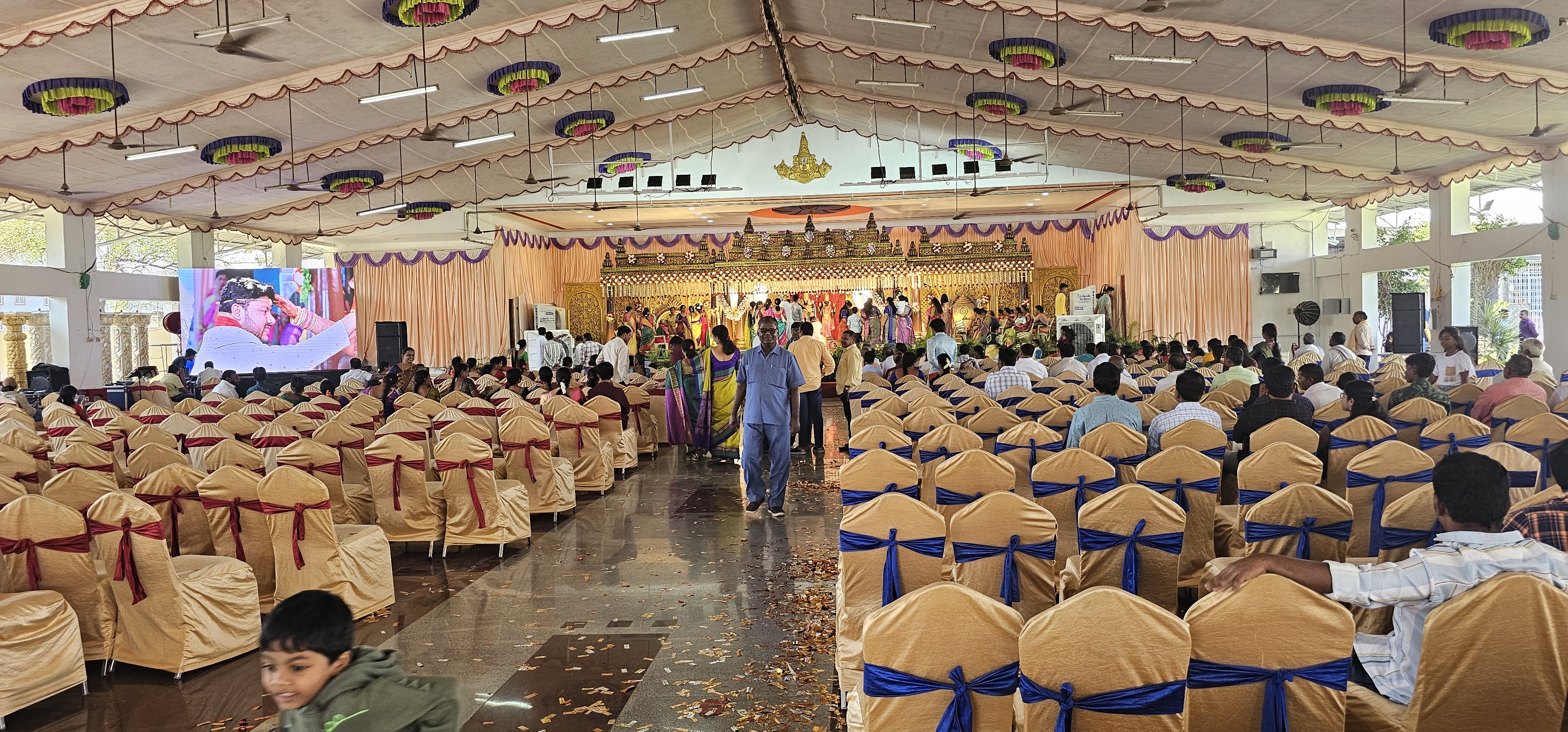 Hatalmas kivetítőn nyomon lehet követni a ceremóniát 