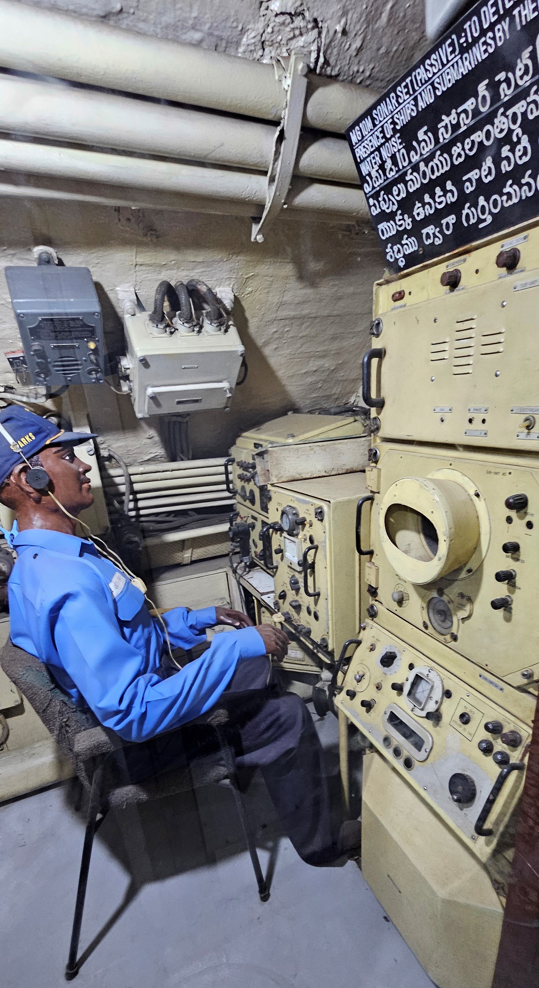 A tárgyak, képek és cikkek a harcosok erejéről, áldozatvállalásáról és hazaszeretetéről szóló történeteket mesélnek el. Betekintést nyújtanak abba, milyen nehéz lehet túlélni a korlátozott térben és erőforrásokban több száz lábnyi mélységben a víz alatt.