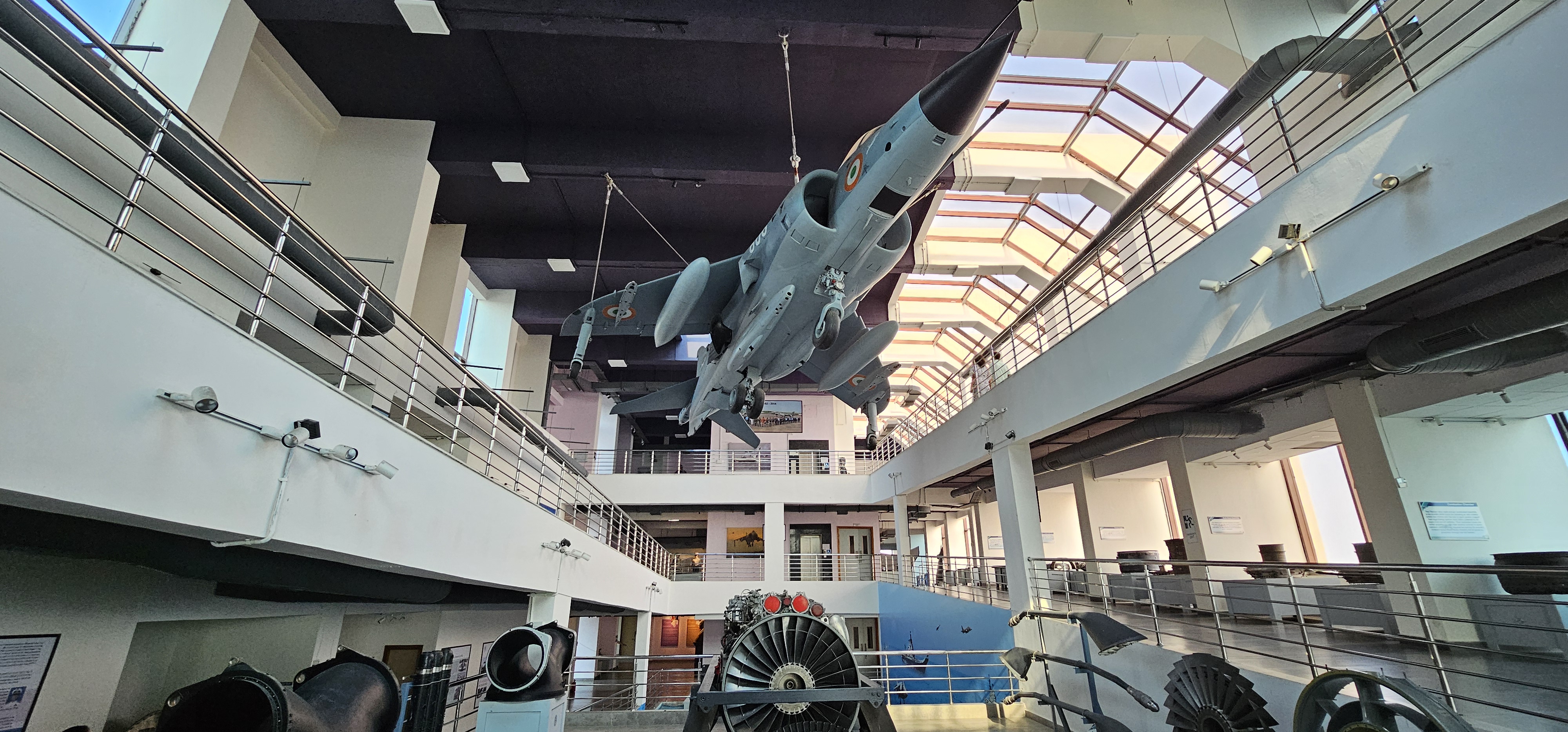 A legfelső emeleten különböző alkatrészek vannak kiállítva, és egy komplett Sea Harrier lóg a mennyezetről. A korlátról jó lehetőség nyílik arra, hogy minden szögből megnézzük a Sea Harriert.