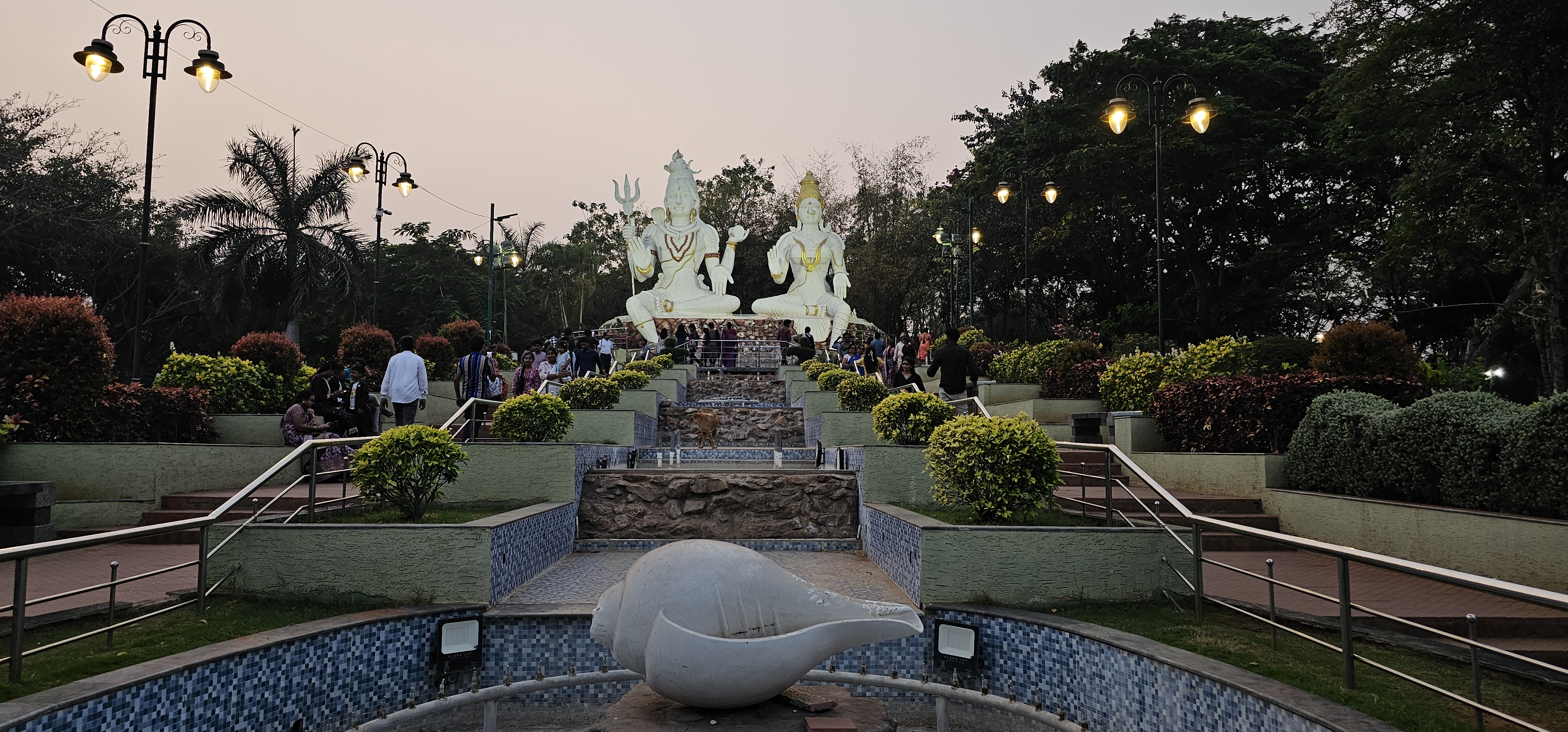  Fő látványossága a 12 méter magas Shiva és Parvathi szobor. 