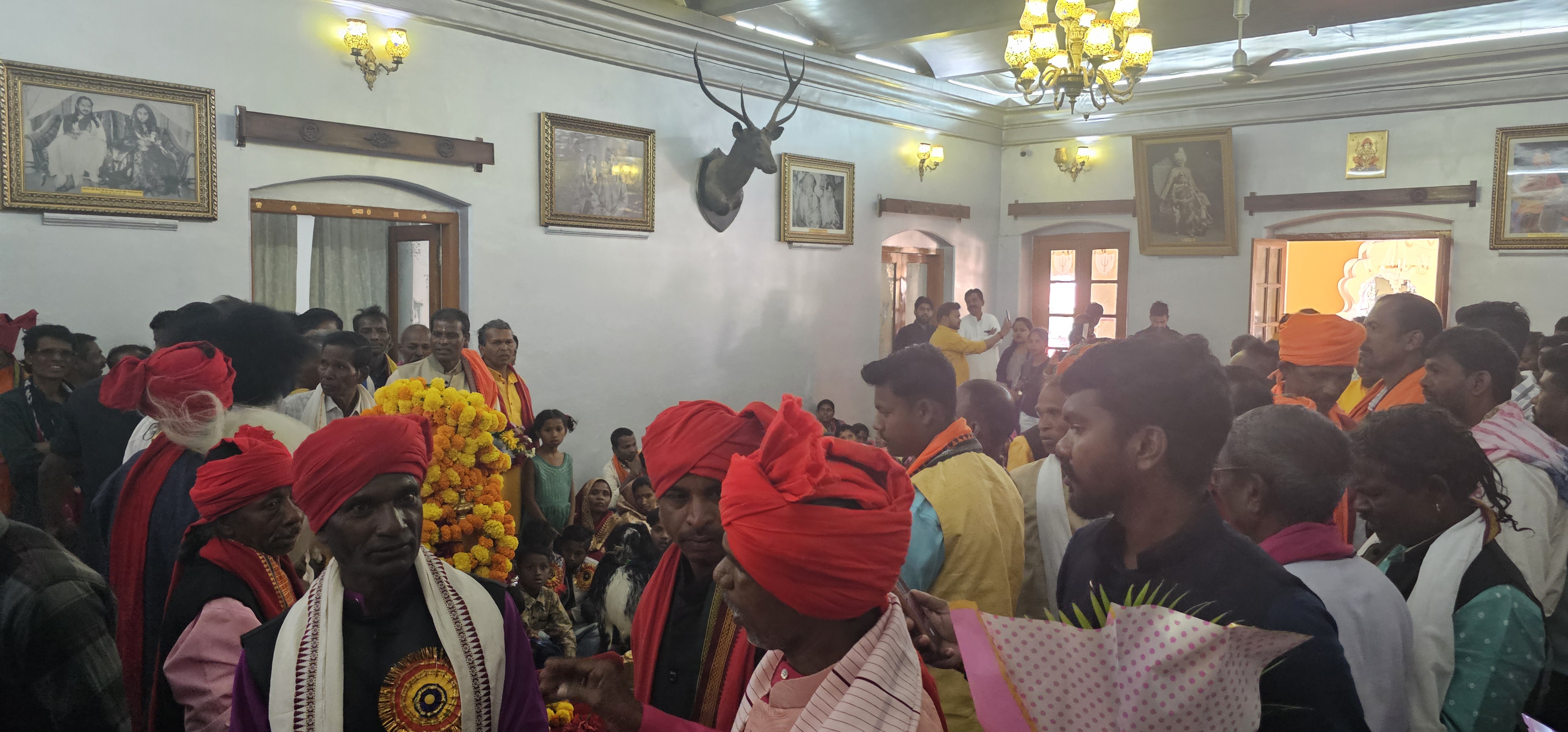 Az alattvalók a királyra várakoznak