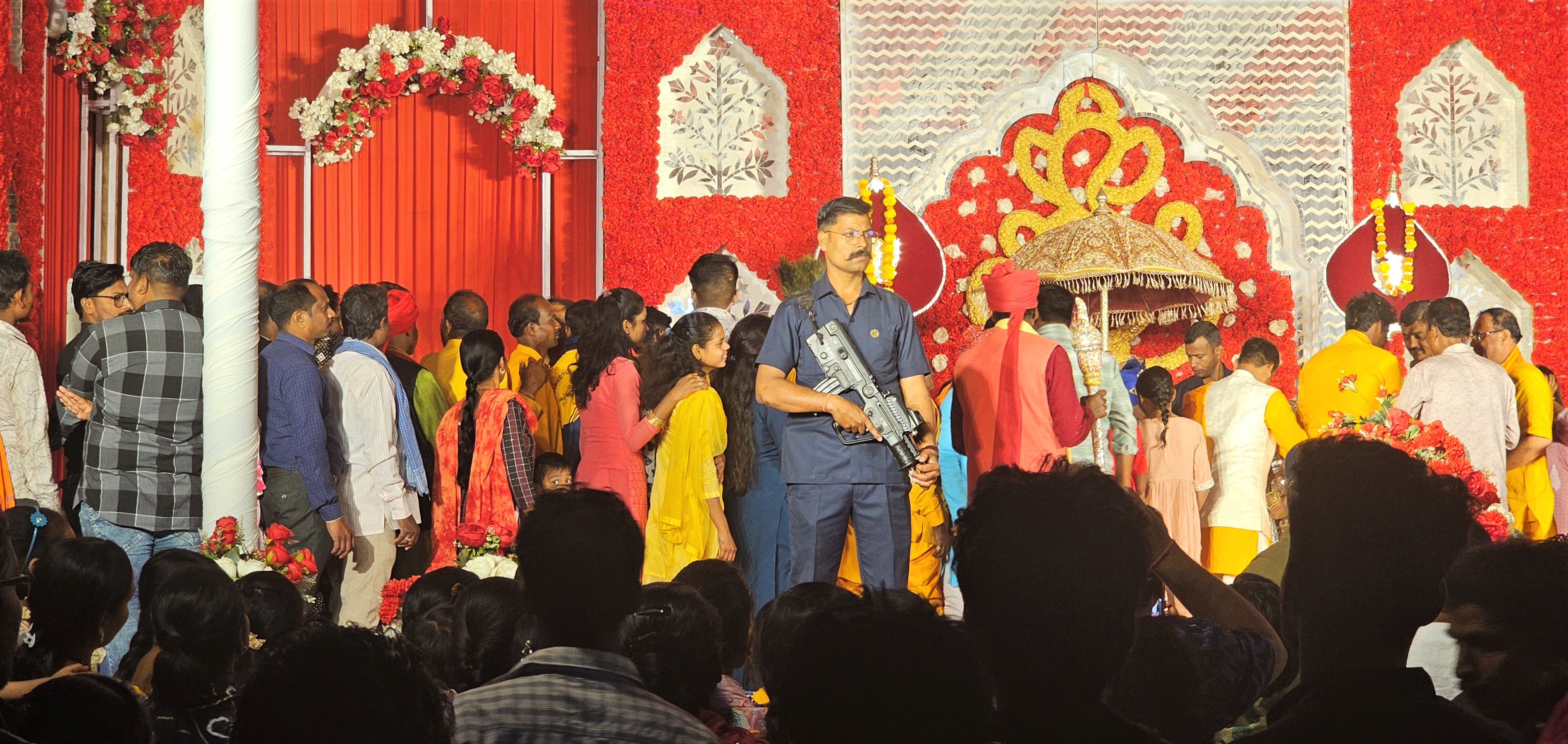 A herceg a feleségével a feldíszített színpadon foglalt helyet, körülötte a család tagjai, biztonsági emberek, katonság stb.