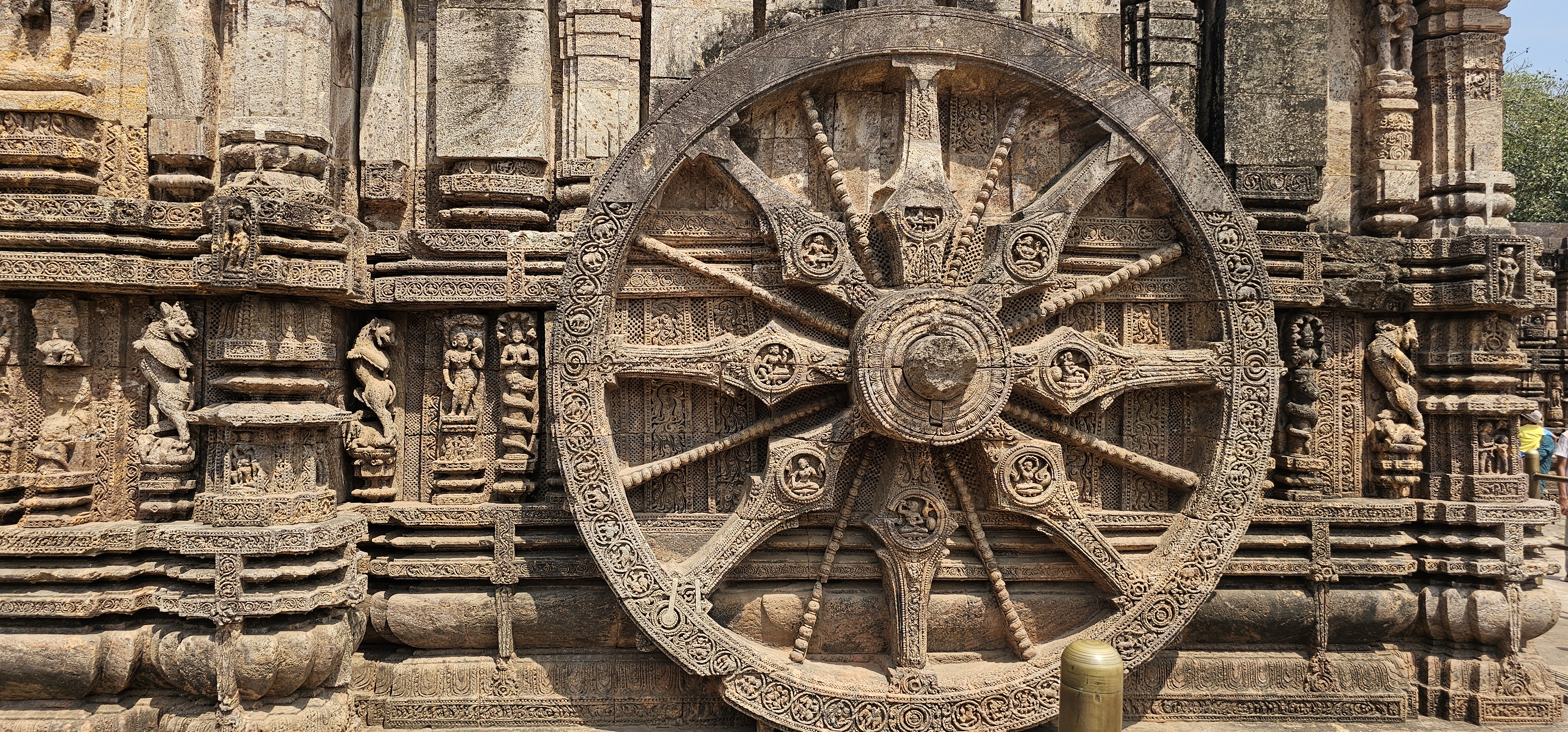 Az emelvény északi és déli oldalán elhelyezkedő 24 darab, közel három méteres átmérőjű, faragott kerék jelentéséhez több lehetséges teória kapcsolódik. Szimbolizálhatja az év tizenkét hónapját, a hindu naptár huszonnégyszer két hetét, de a nap huszonnégy óráját is. 