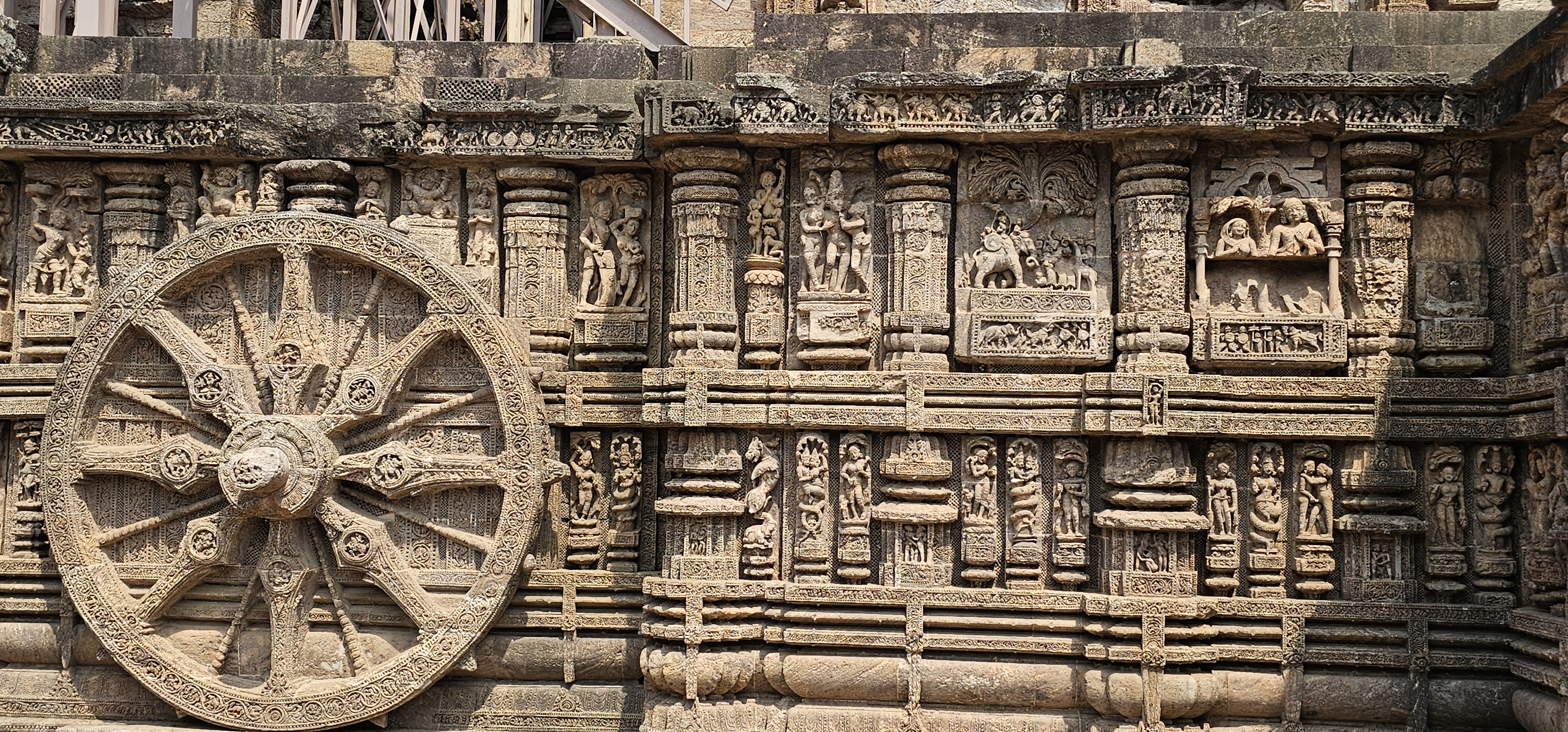 Minden kereket nyolc küllő és segédküllő oszt egyforma cikkekre, amely így napóraként volt használatos. A küllők árnyékáról lehetett leolvasni, hogy a nap mely práhájában (három órás időszak) jár. 