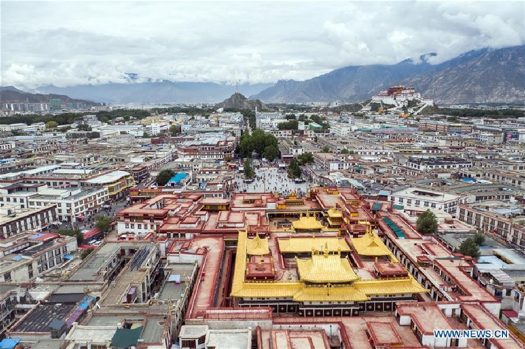 Jokhang templom Lhásza központjában található a Barkhor téren, amelynek négy sarkában, négy kőből készült sankang (tömjénező) áll.  A képeken jól látszik az elhelyezkedése a Potala palotához képest.<br />Forrás: http://www.xinhuanet.com/english/2019-08/14/c_138309064_36.htm