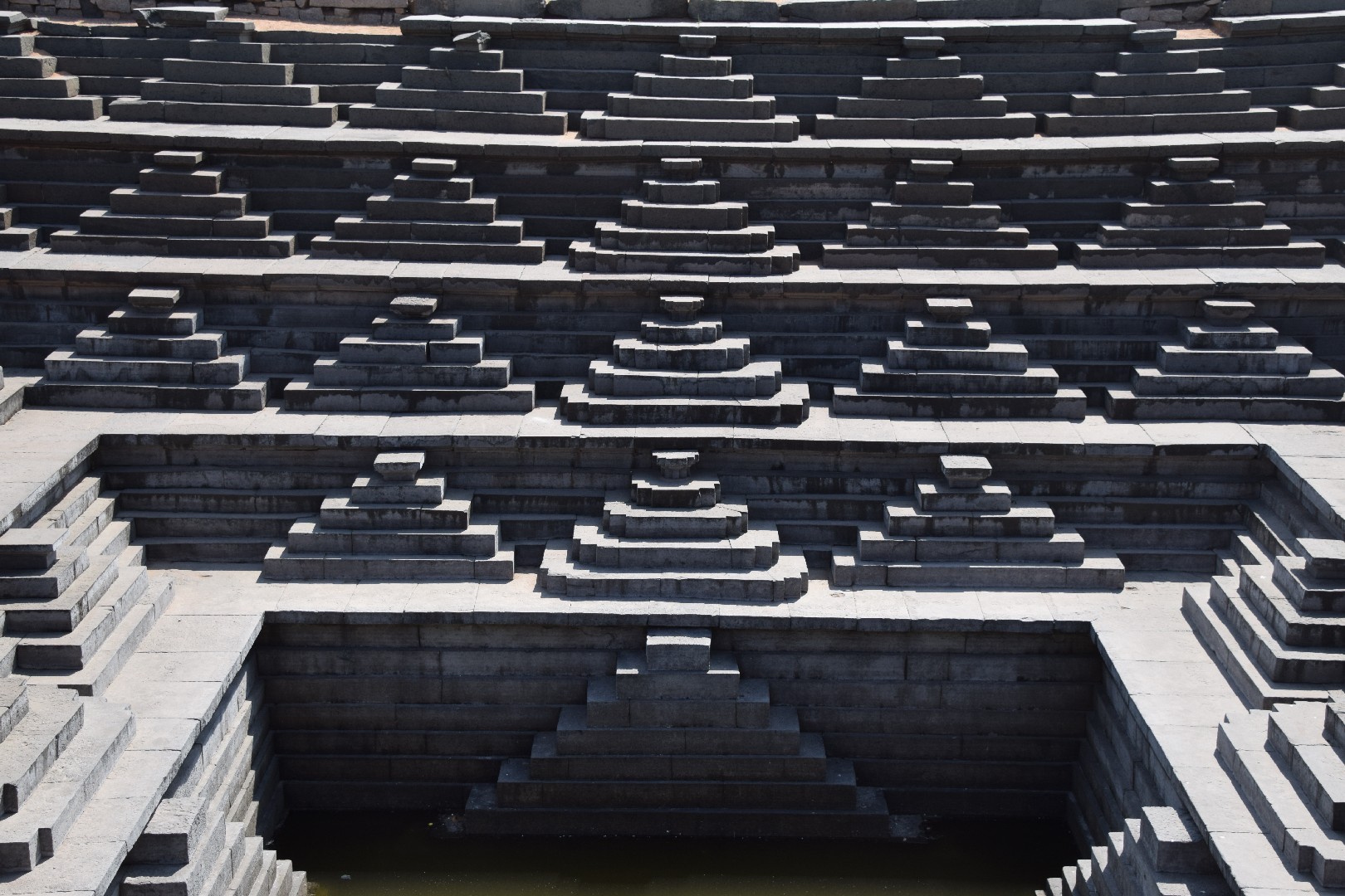 A korabeli leírások szerint egy Ranganna nevű mérnök építette mindössze 2 hét alatt, a 15. században. Közeledett a Mahanavami-fesztivál és Vijayanagara király keresett valakit, aki sürgősen el tudná végezni ezt a nehéz feladatot.