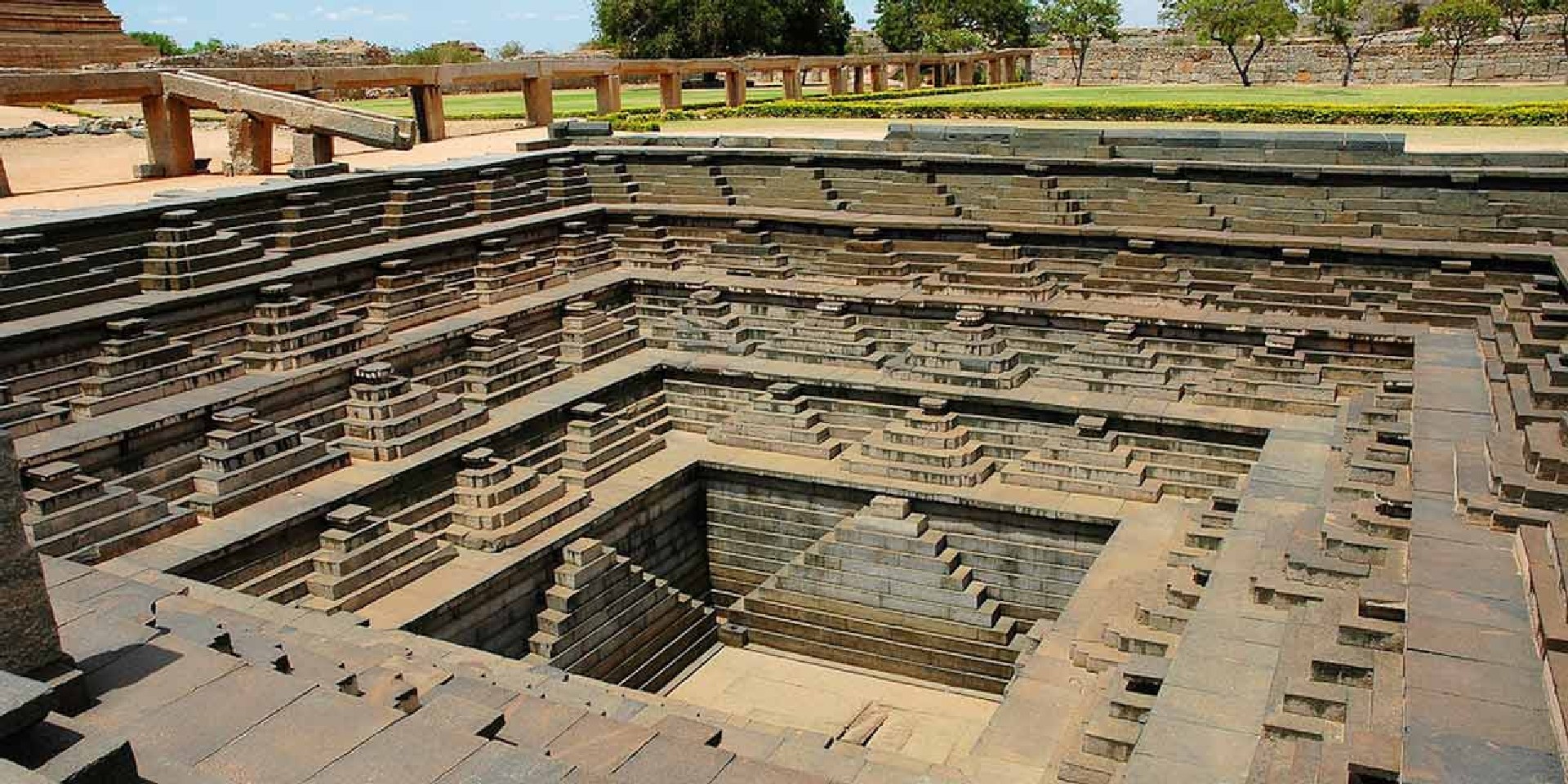 Pushkarani vagy lépcsős kút<br />Hampiban számos szent víztartály vagy medence (Pushkarani) található, amelyek általában templomokhoz kapcsolódnak és különféle rituálékhoz használták őket.<br />Az egyik legkönnyebben megközelíthető és legelegánsabb a királyi övezetben, a Krisna-templom előtt épült lépcsős kút.